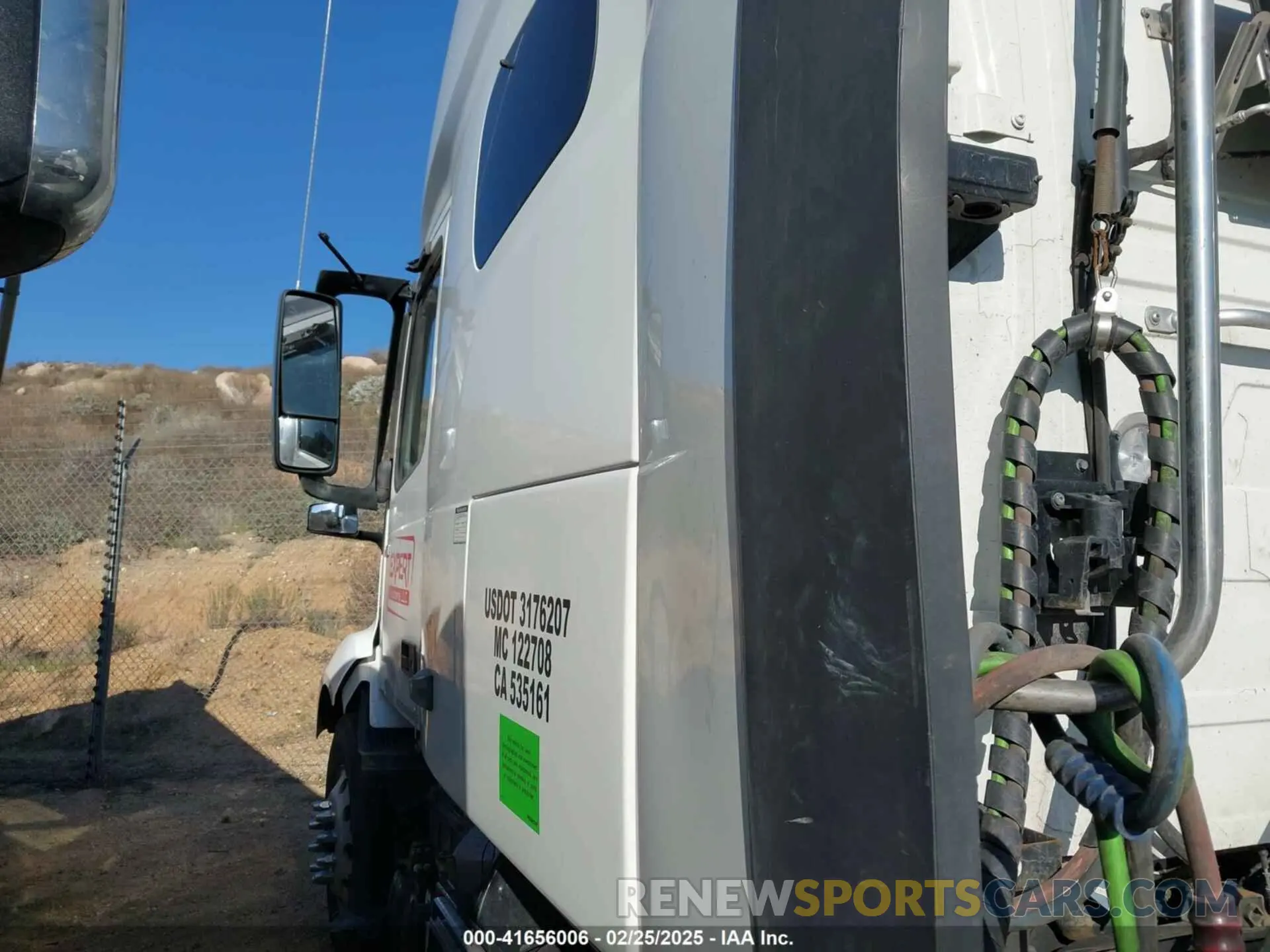 18 Photograph of a damaged car 4V4NC9EH3NN309749 VOLVO VNL 2022