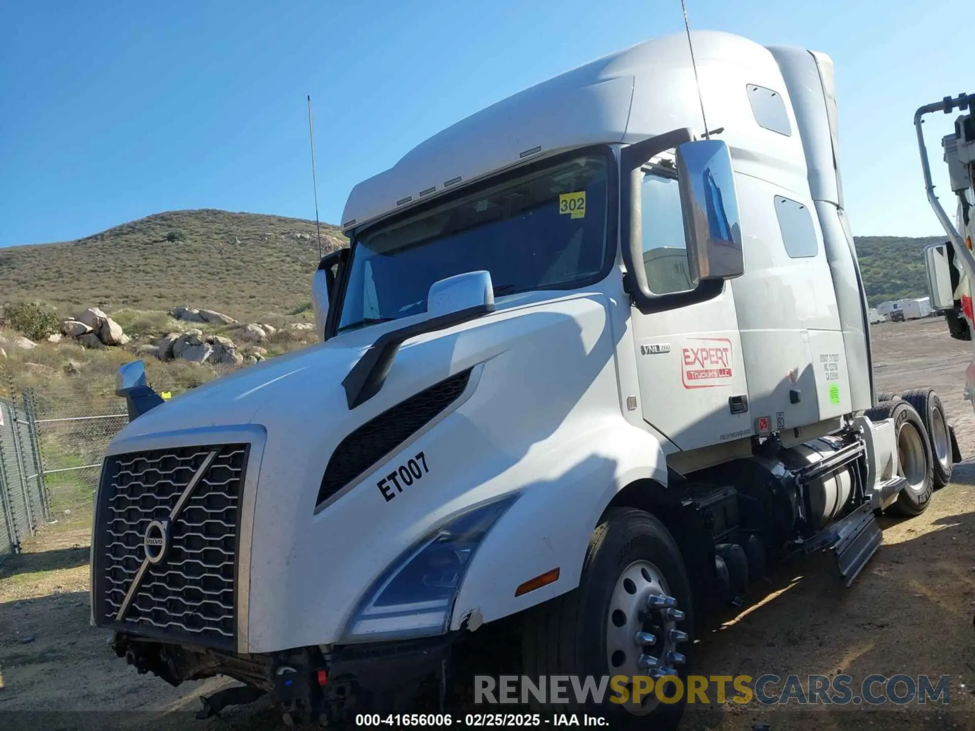 2 Photograph of a damaged car 4V4NC9EH3NN309749 VOLVO VNL 2022