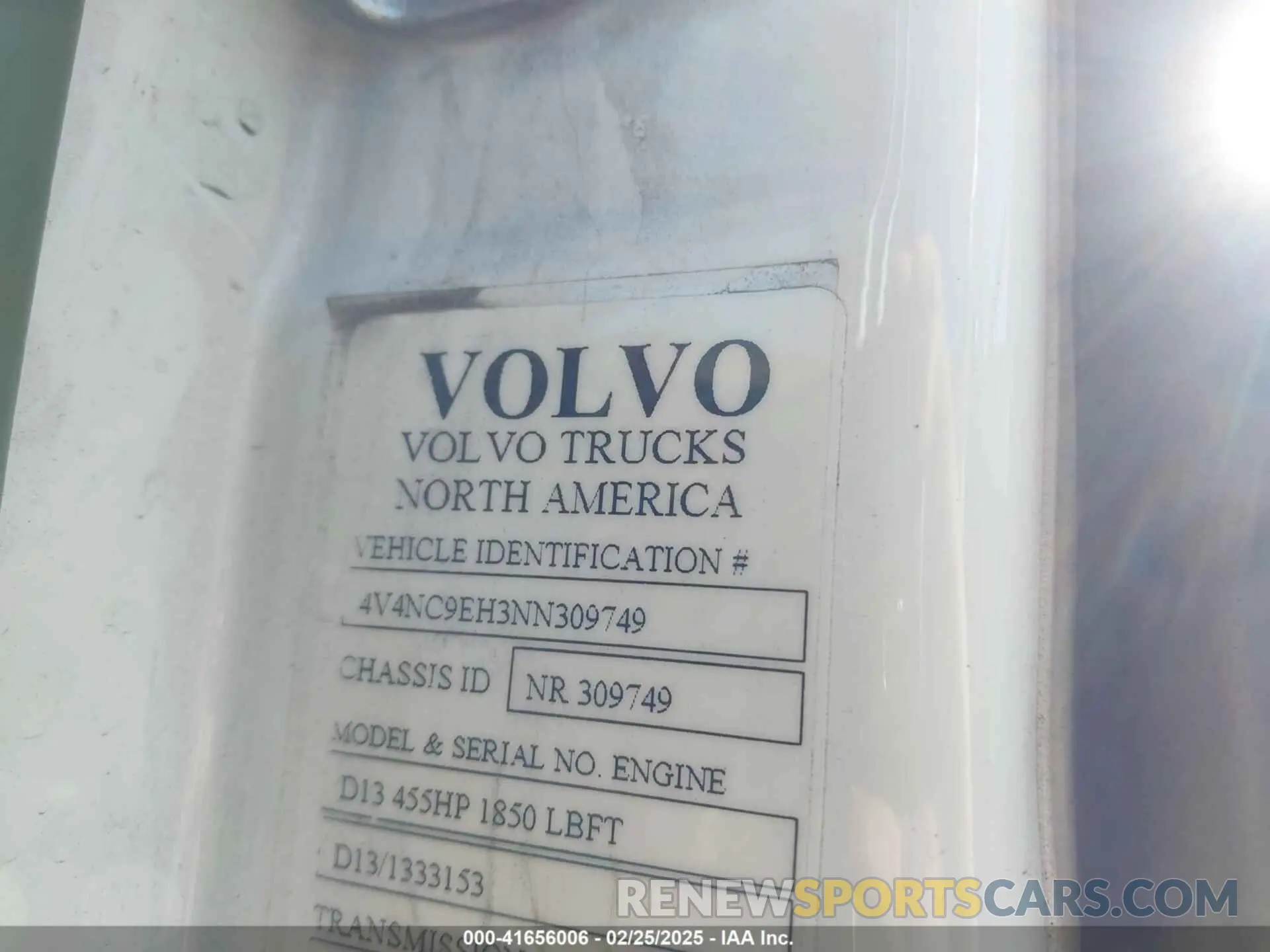 8 Photograph of a damaged car 4V4NC9EH3NN309749 VOLVO VNL 2022
