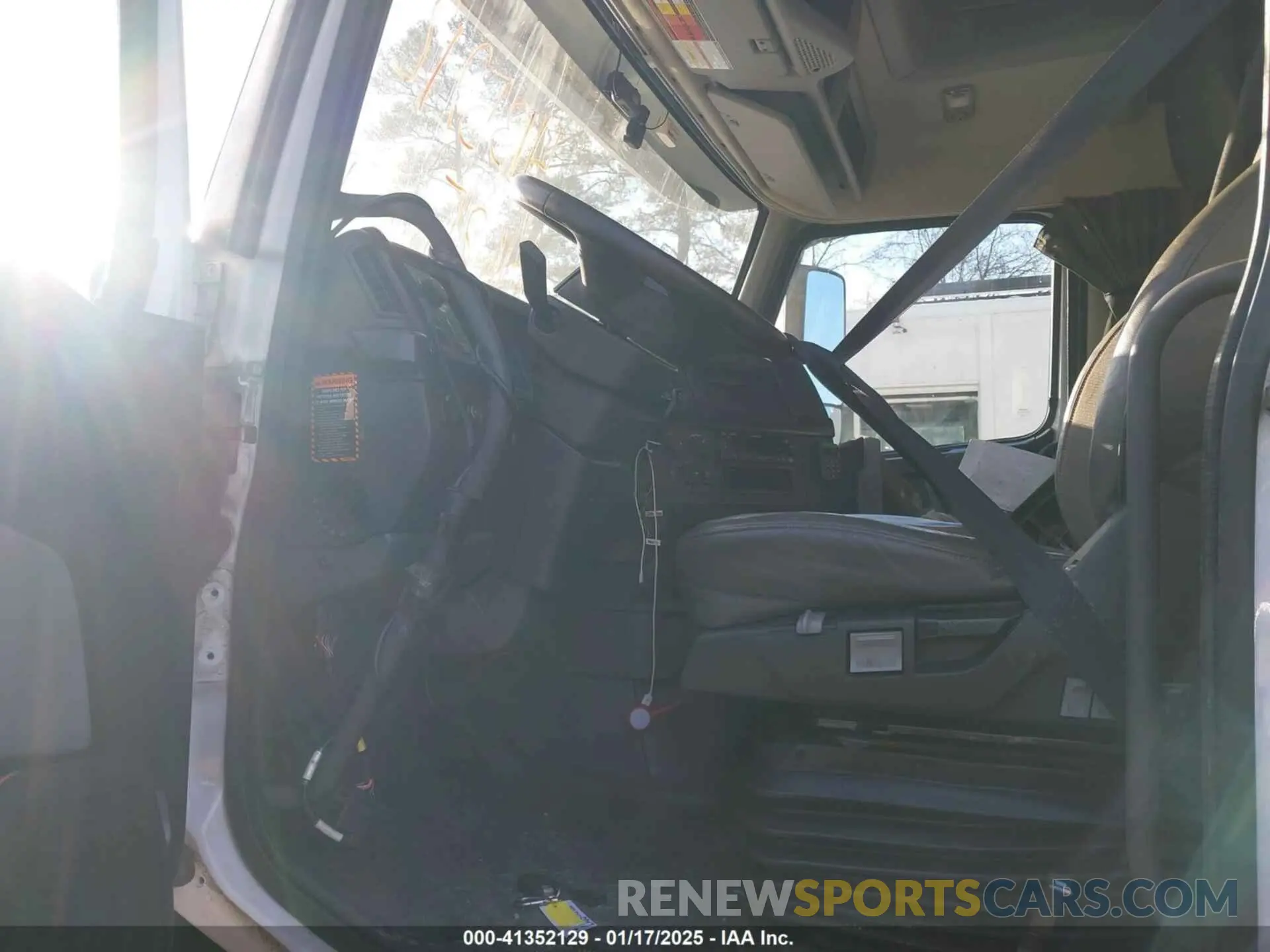 7 Photograph of a damaged car 4V4NC9EH4NN297840 VOLVO VNL 2022
