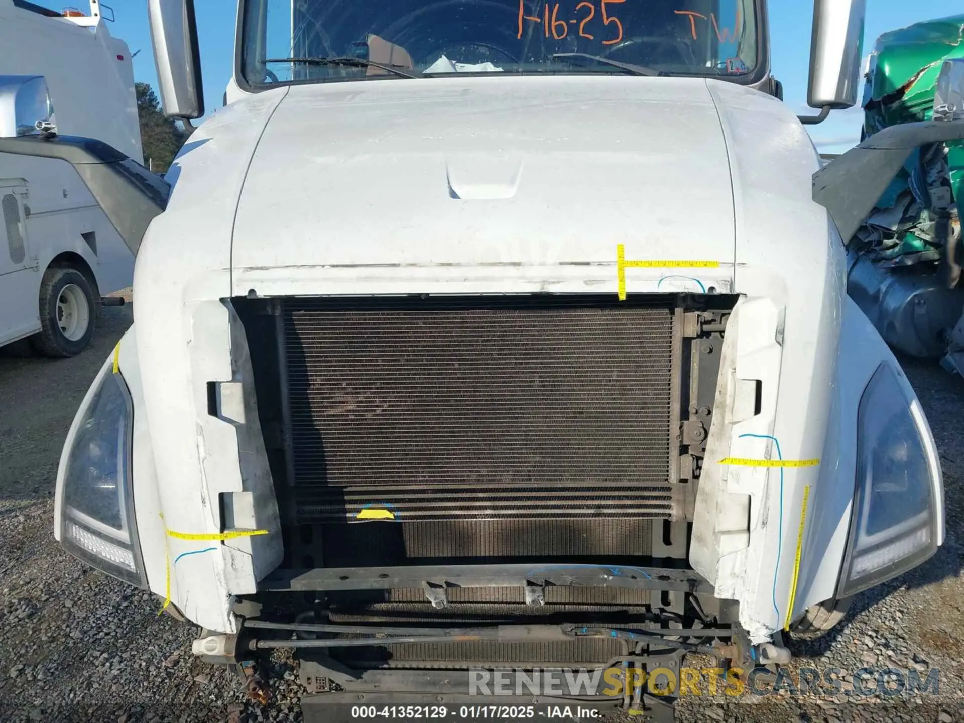 9 Photograph of a damaged car 4V4NC9EH4NN297840 VOLVO VNL 2022