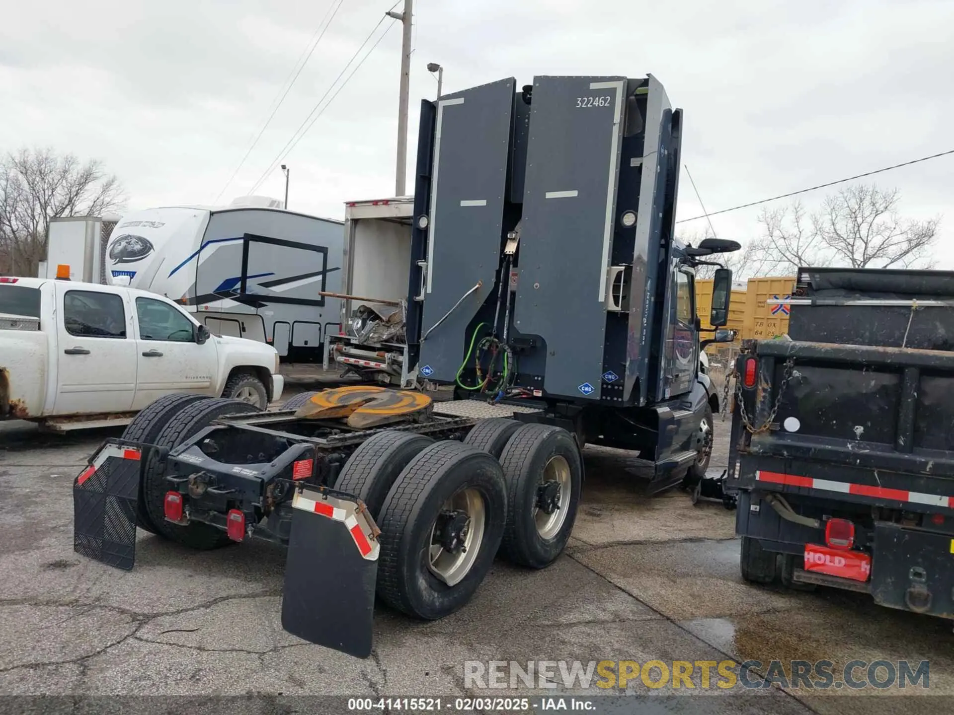 4 Photograph of a damaged car 4V4NC9UG5PN335569 VOLVO VNL 2023