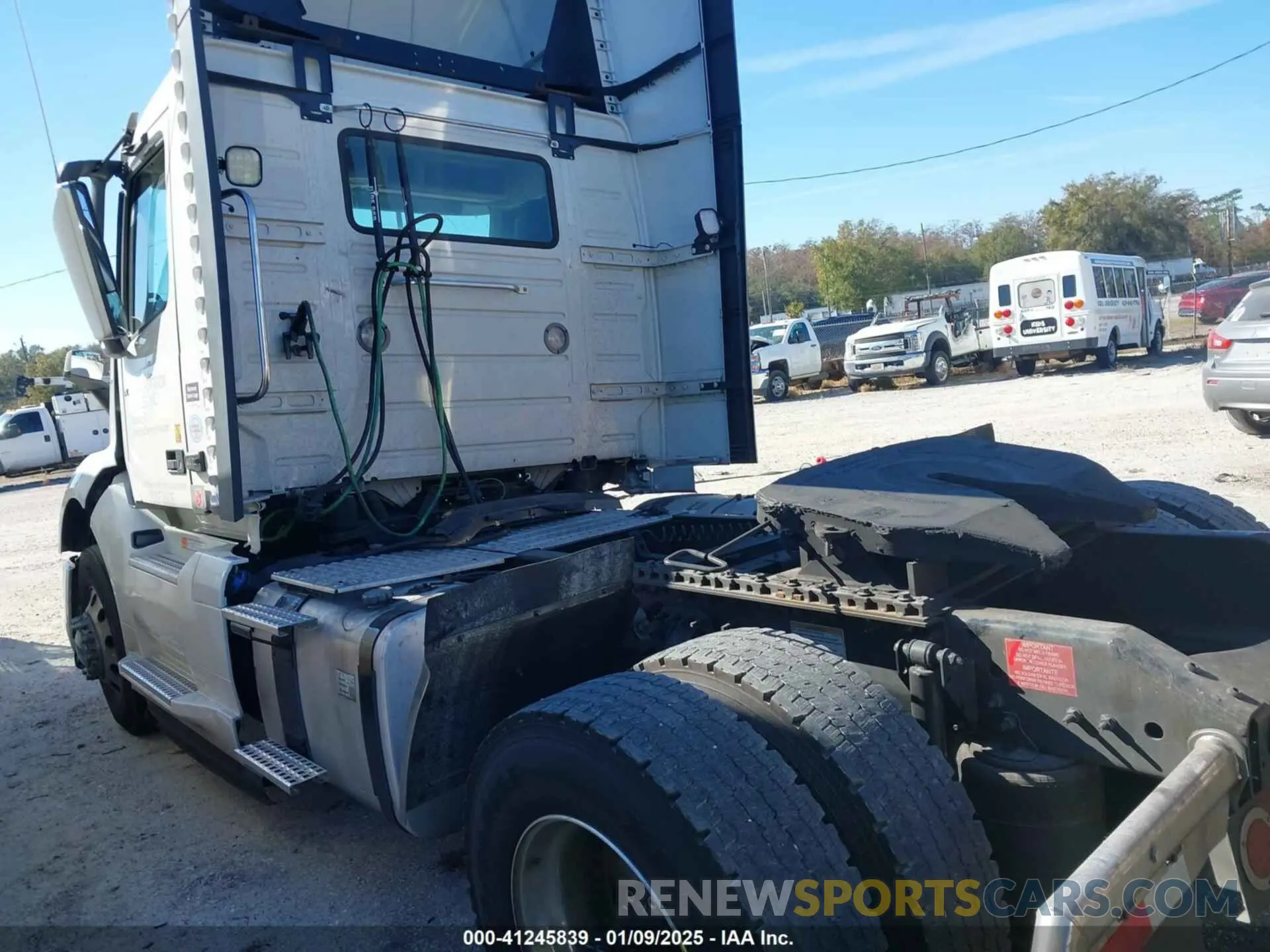 14 Photograph of a damaged car 4V4N39EH2RN659329 VOLVO VNL 2024