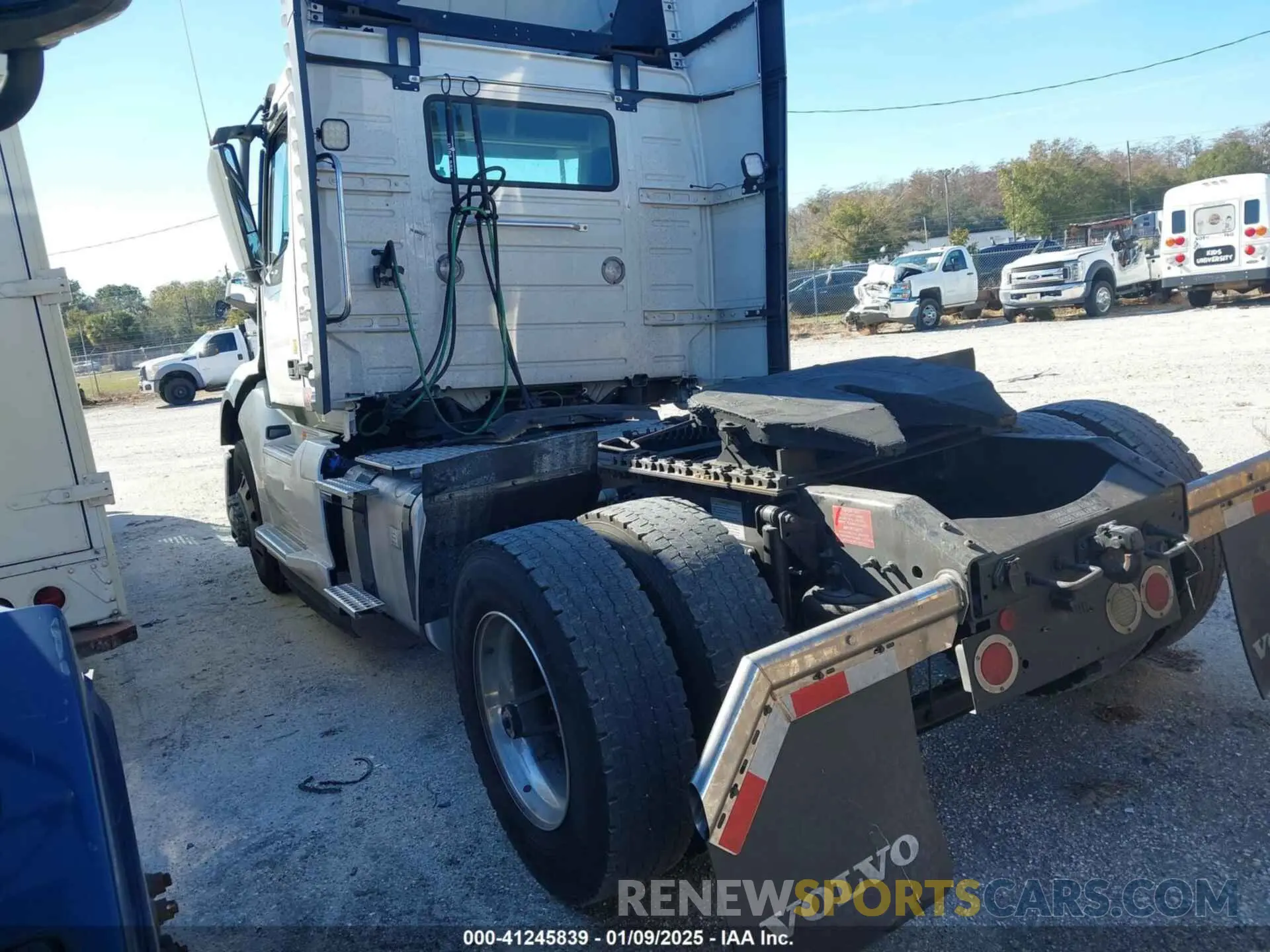 3 Photograph of a damaged car 4V4N39EH2RN659329 VOLVO VNL 2024