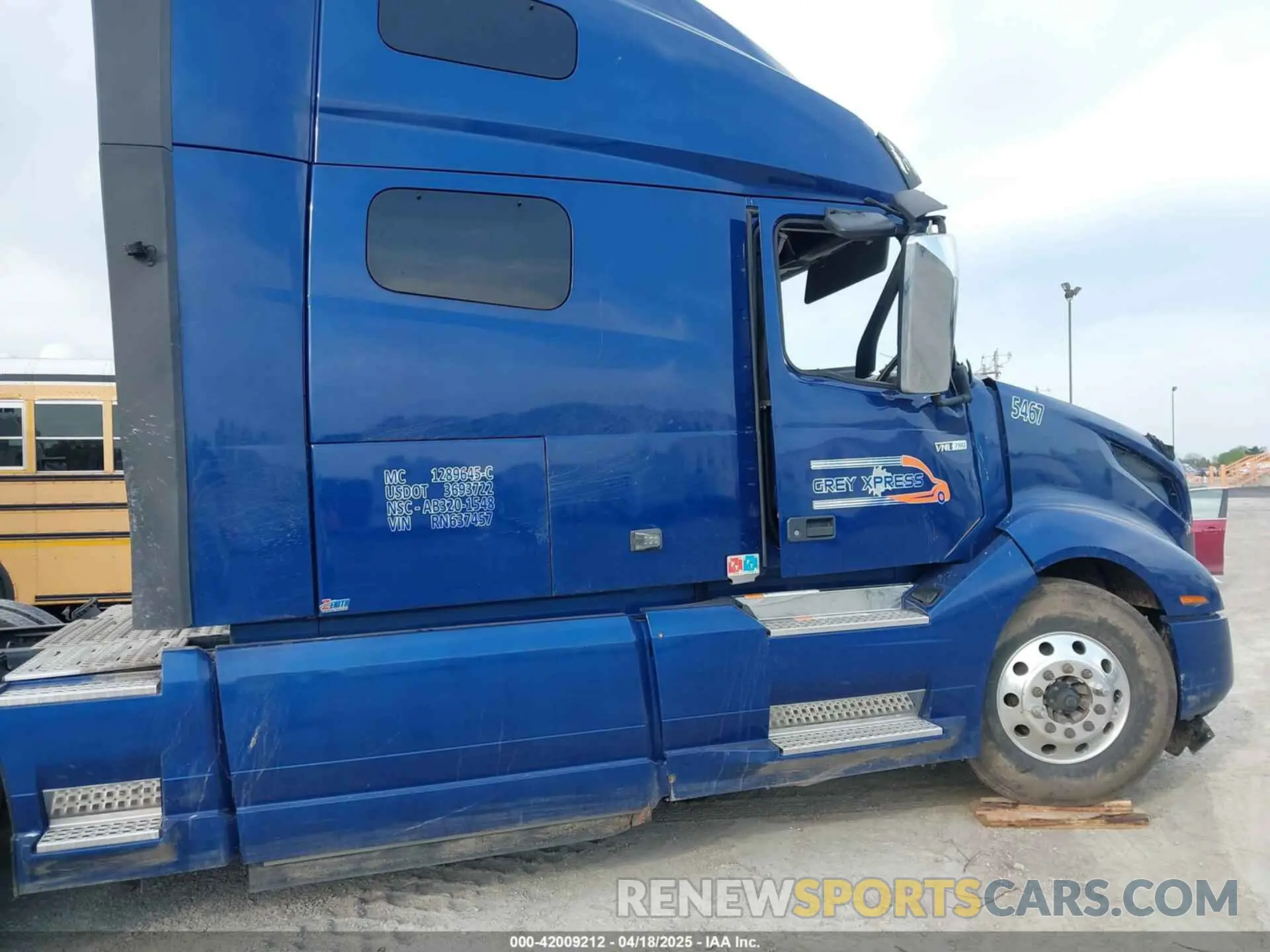 12 Photograph of a damaged car 4V4NC9EH0RN637457 VOLVO VNL 2024
