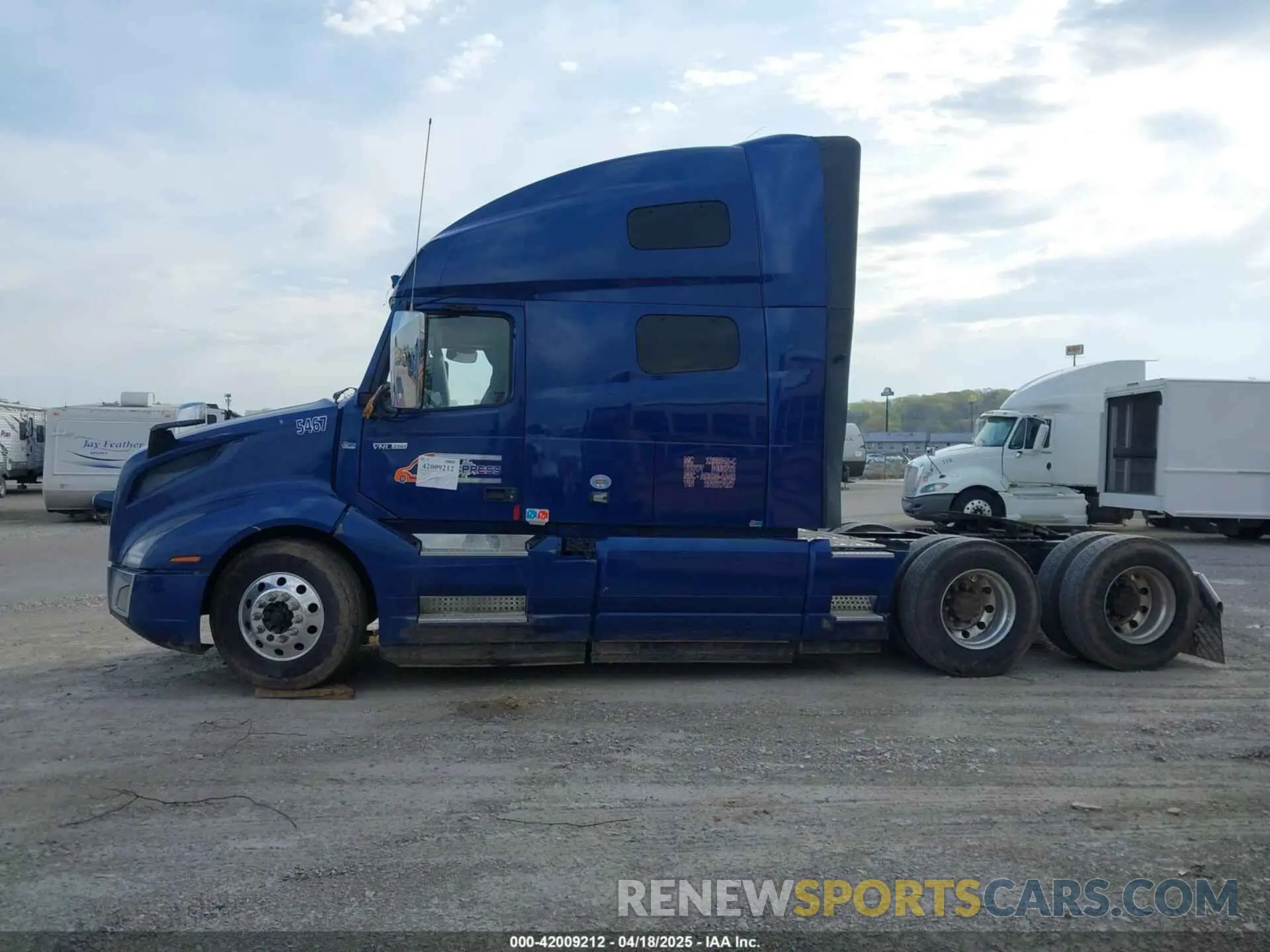 17 Photograph of a damaged car 4V4NC9EH0RN637457 VOLVO VNL 2024