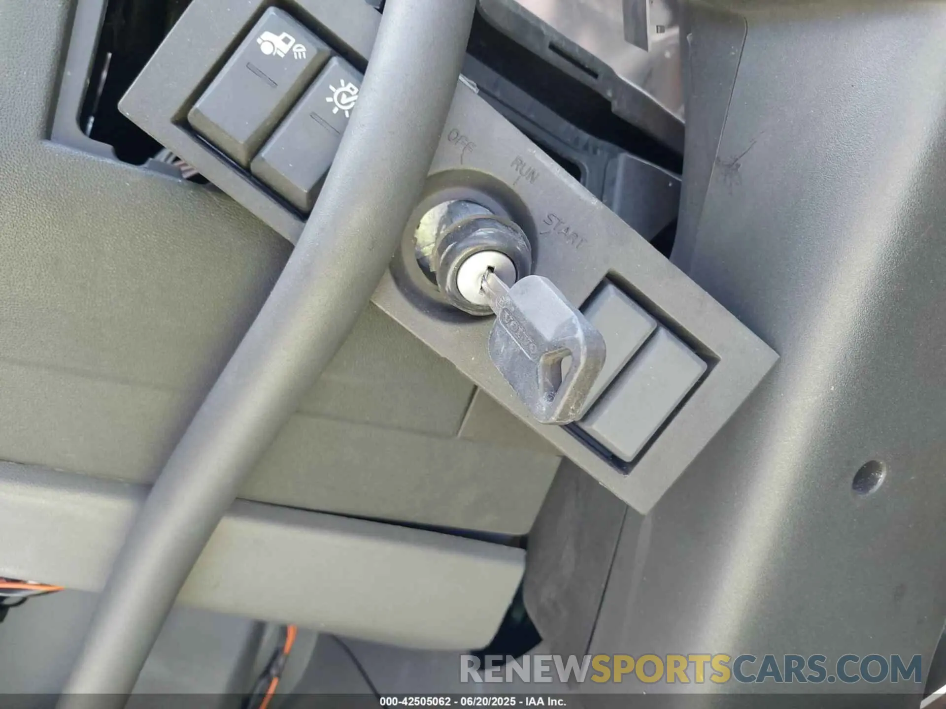 11 Photograph of a damaged car 4V4NC9EH2RN642157 VOLVO VNL 2024