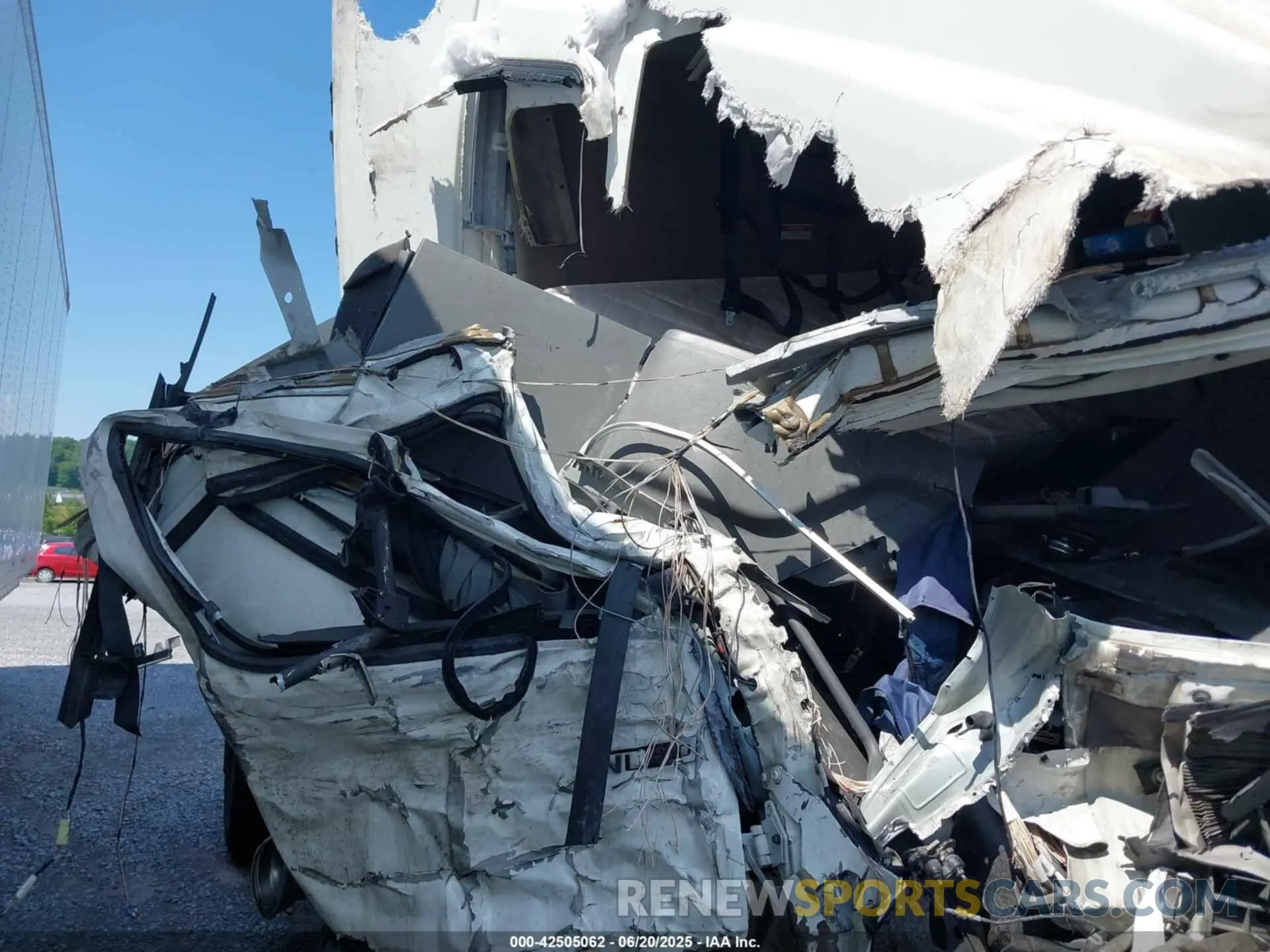 15 Photograph of a damaged car 4V4NC9EH2RN642157 VOLVO VNL 2024