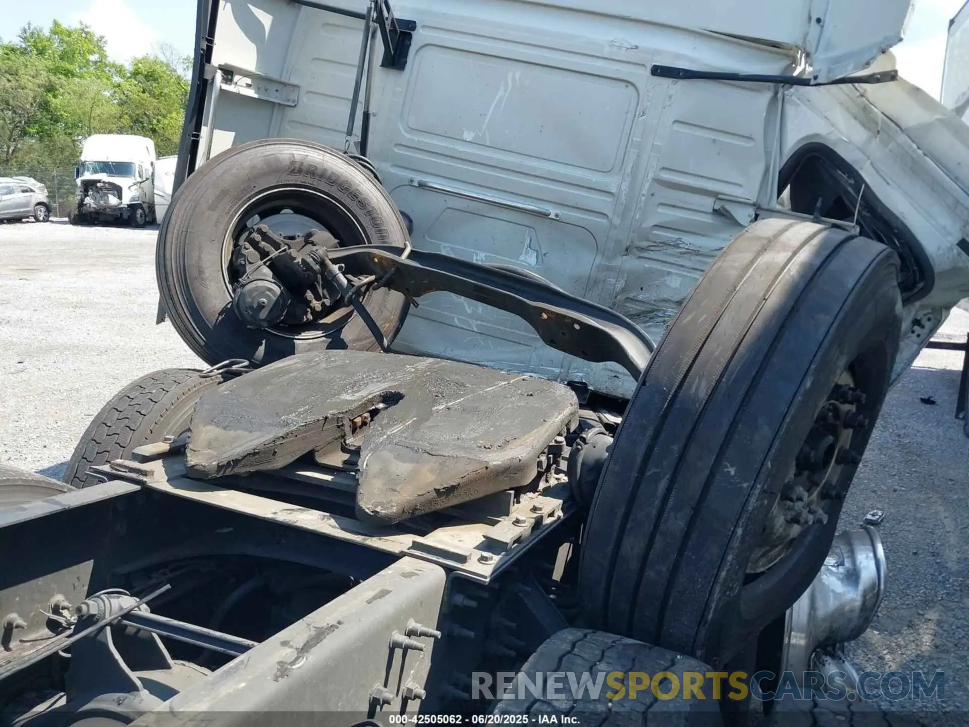 17 Photograph of a damaged car 4V4NC9EH2RN642157 VOLVO VNL 2024