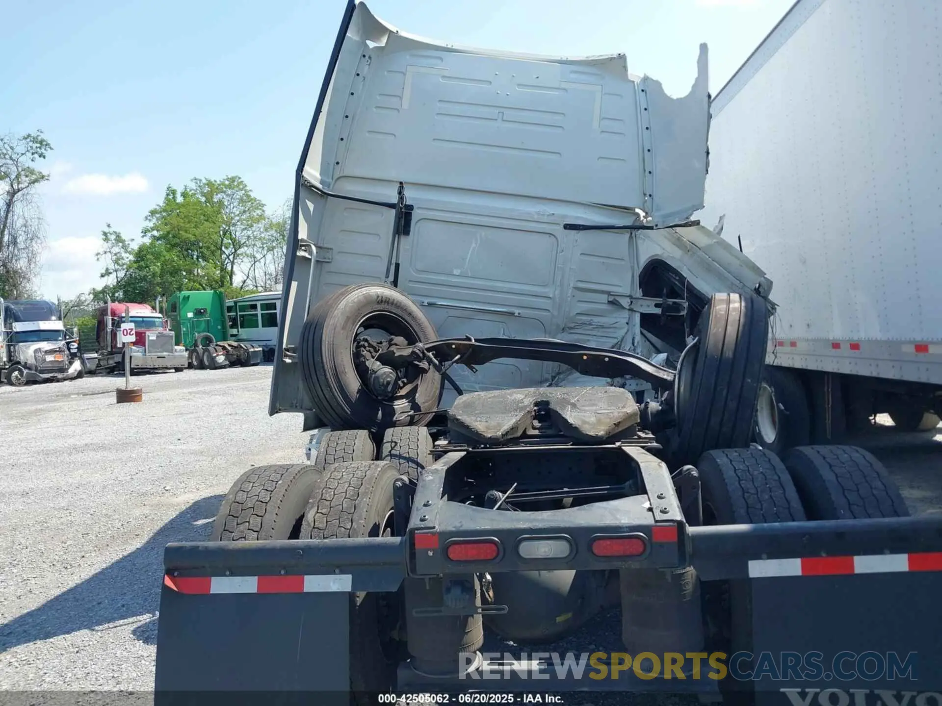 8 Photograph of a damaged car 4V4NC9EH2RN642157 VOLVO VNL 2024