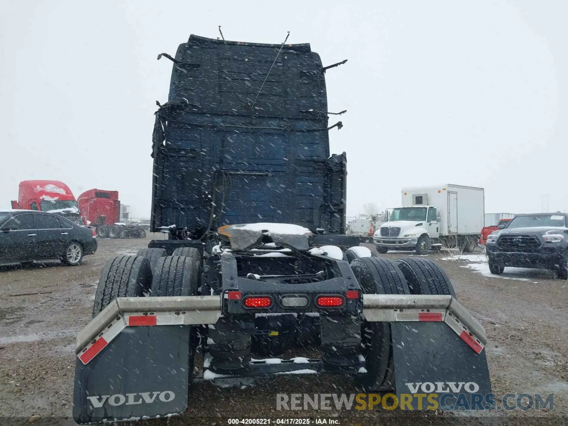 8 Photograph of a damaged car 4V4NC9EH5RN641312 VOLVO VNL 2024