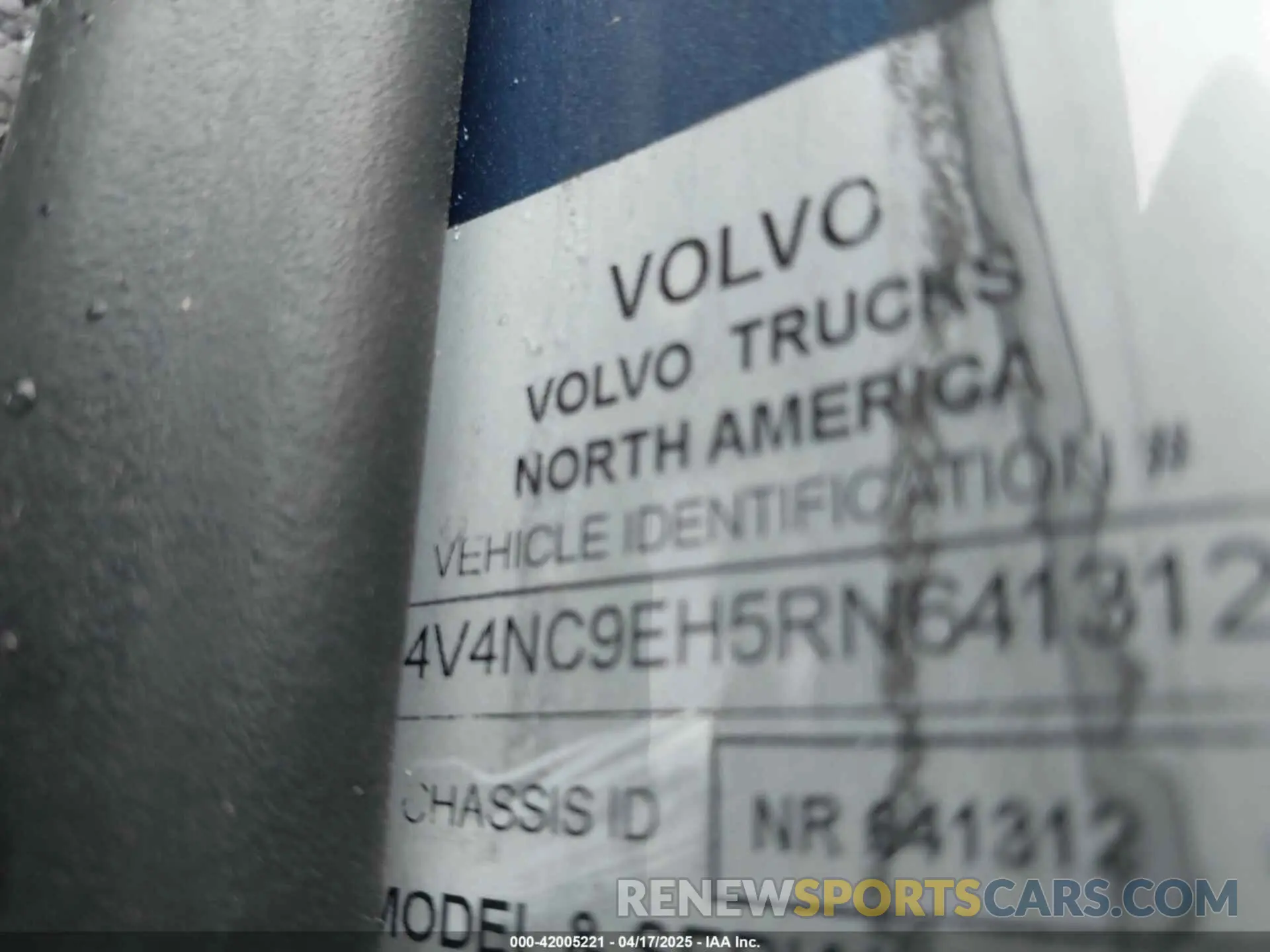 9 Photograph of a damaged car 4V4NC9EH5RN641312 VOLVO VNL 2024