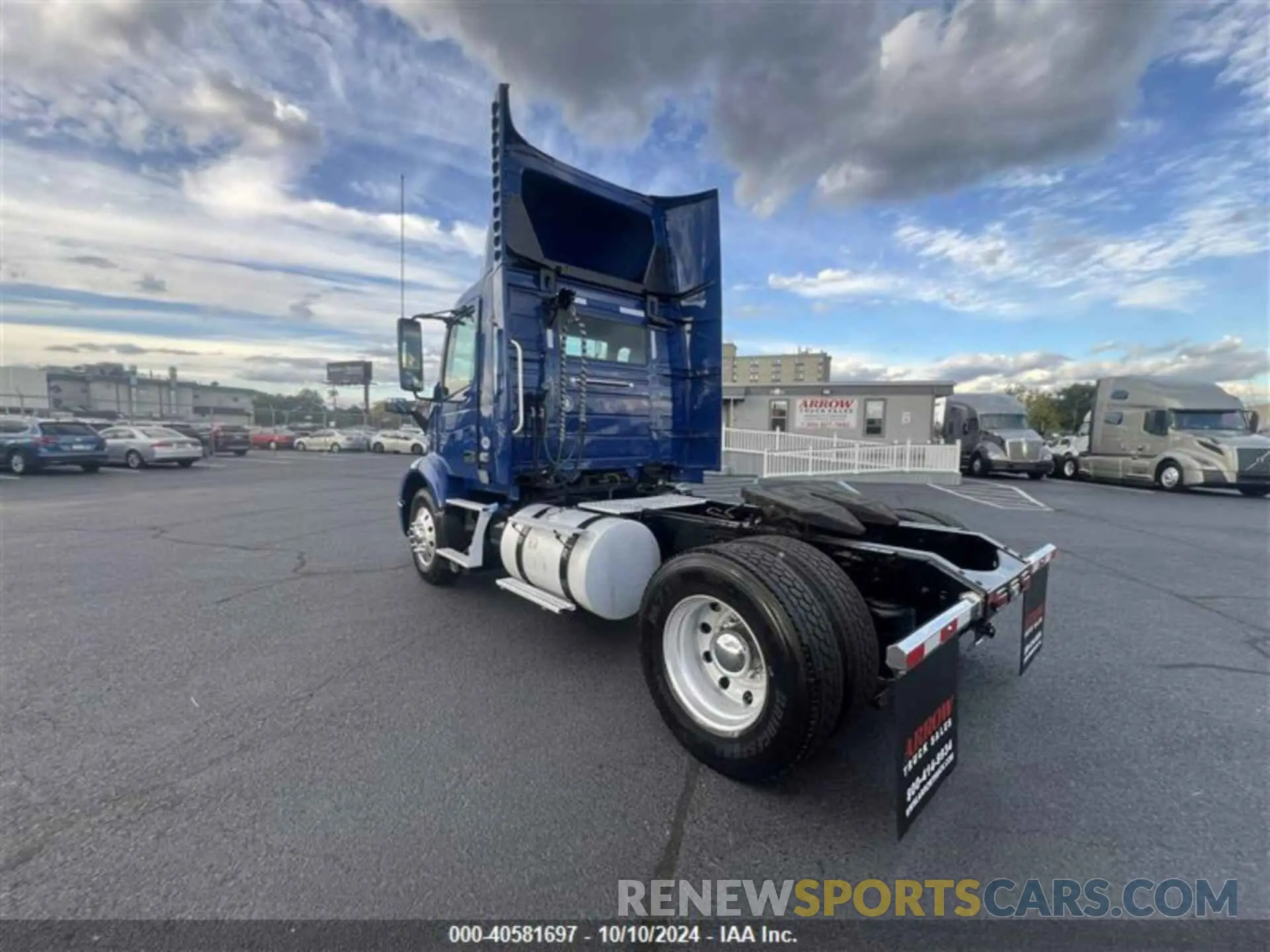 3 Фотография поврежденного автомобиля 4V4W19DGXLN253518 VOLVO VNR 2020