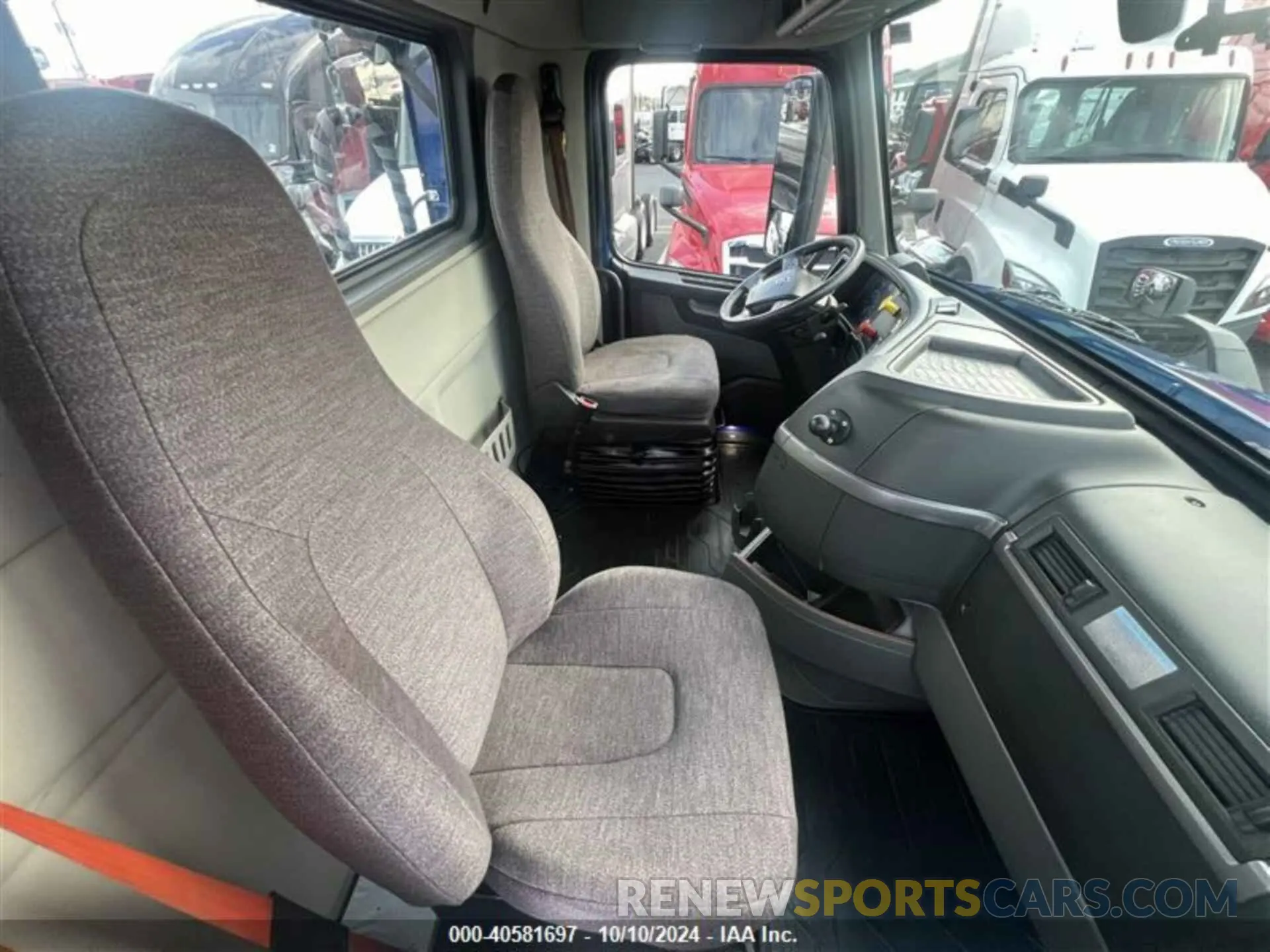 7 Фотография поврежденного автомобиля 4V4W19DGXLN253518 VOLVO VNR 2020