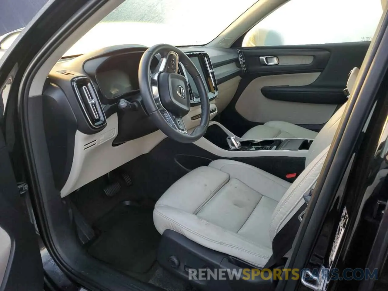 7 Photograph of a damaged car YV4162ULXK2113574 VOLVO XC40 2019