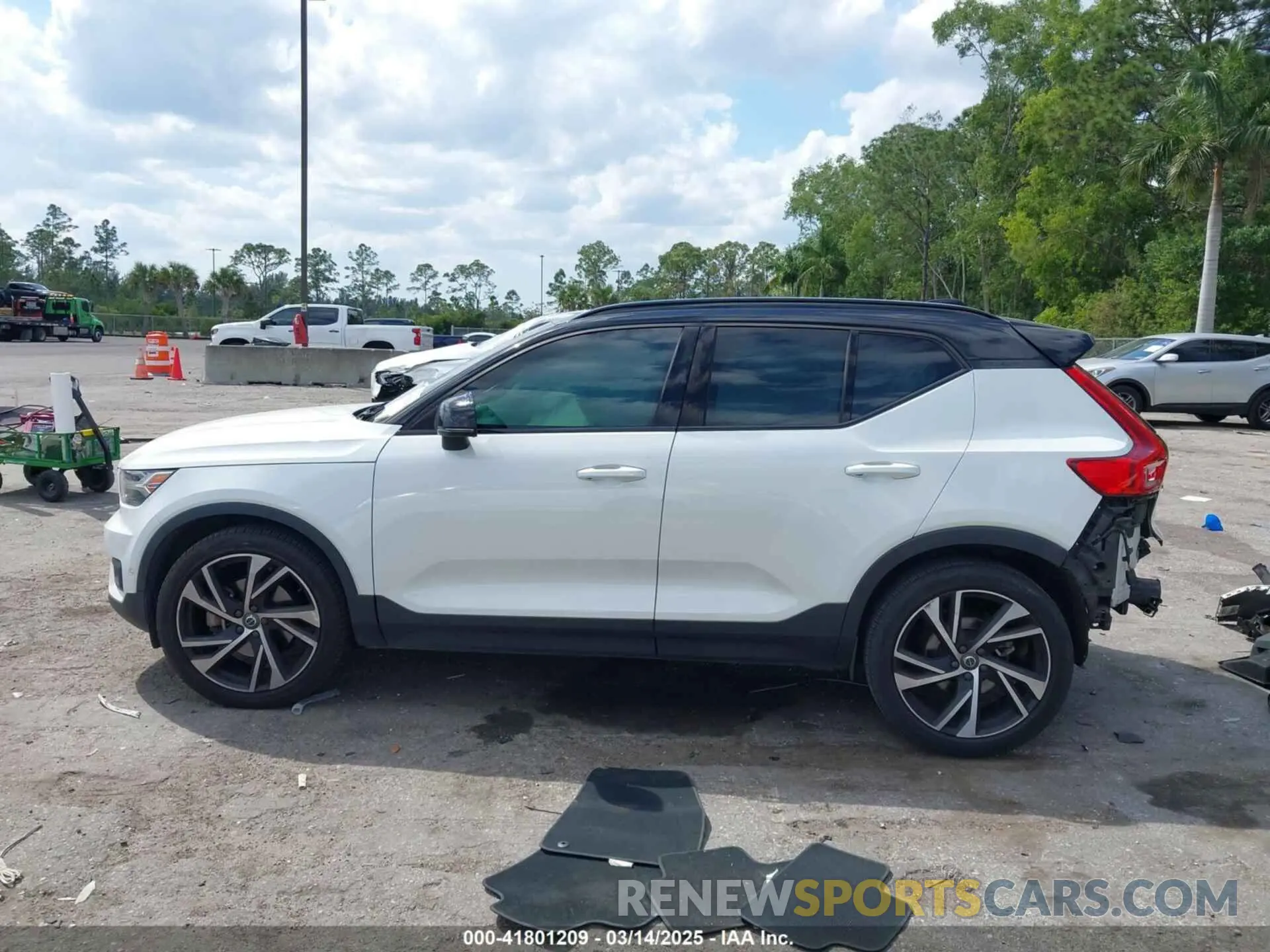14 Photograph of a damaged car YV4162UM0K2142459 VOLVO XC40 2019