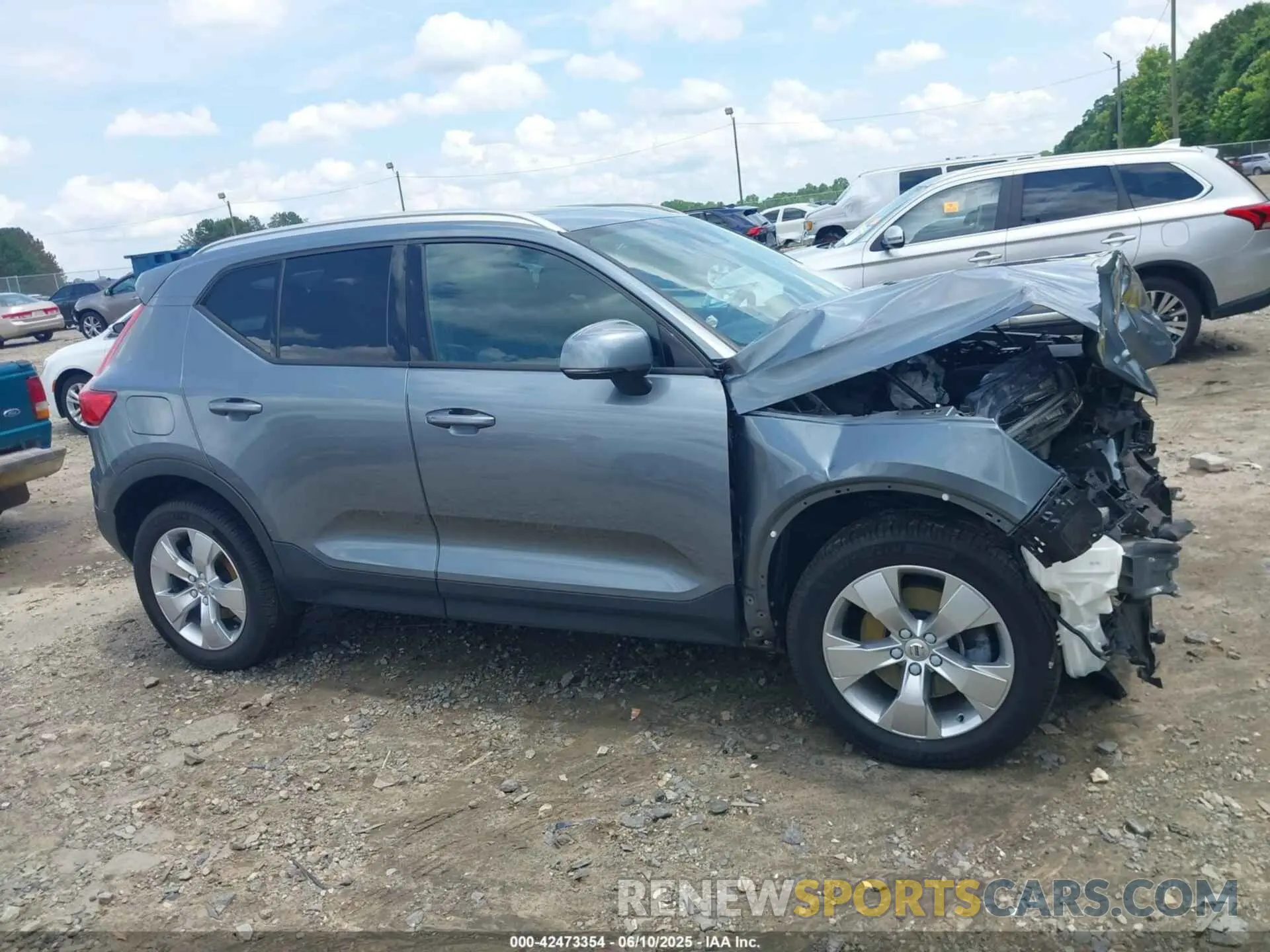 13 Photograph of a damaged car YV4162XZ2K2014814 VOLVO XC40 2019