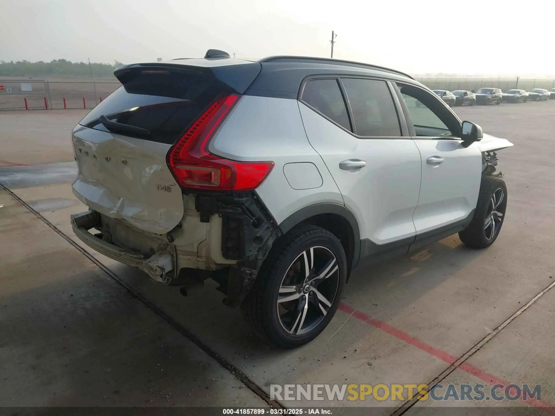 4 Photograph of a damaged car YV4AC2HM7K2149105 VOLVO XC40 2019