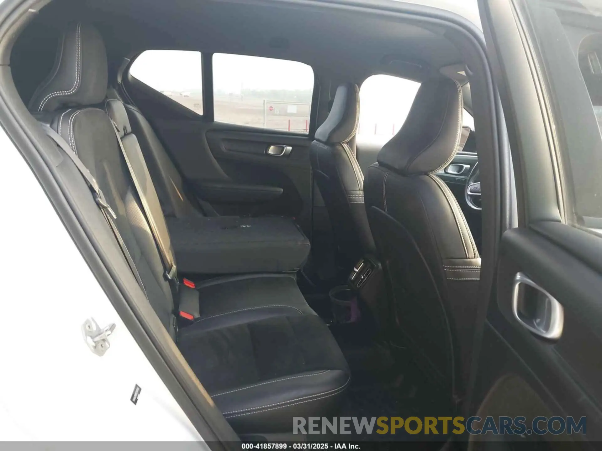 8 Photograph of a damaged car YV4AC2HM7K2149105 VOLVO XC40 2019