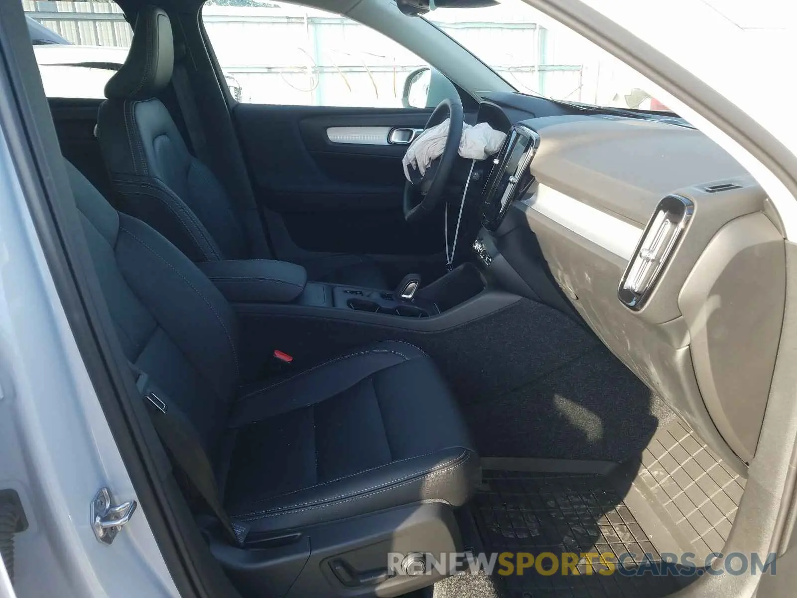 5 Photograph of a damaged car YV4162UK1L2315017 VOLVO XC40 2020