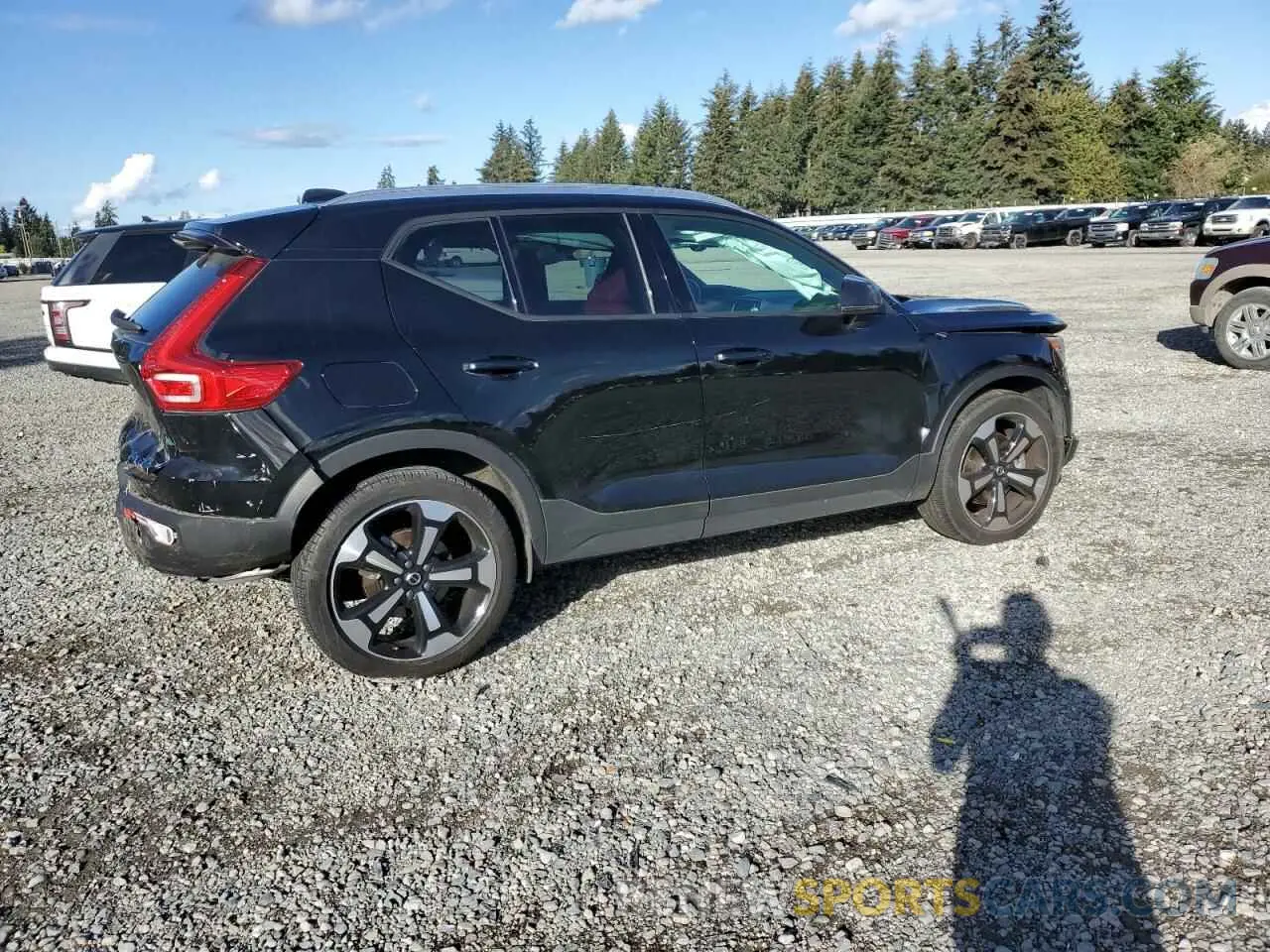 3 Photograph of a damaged car YV4162UK2L2262912 VOLVO XC40 2020