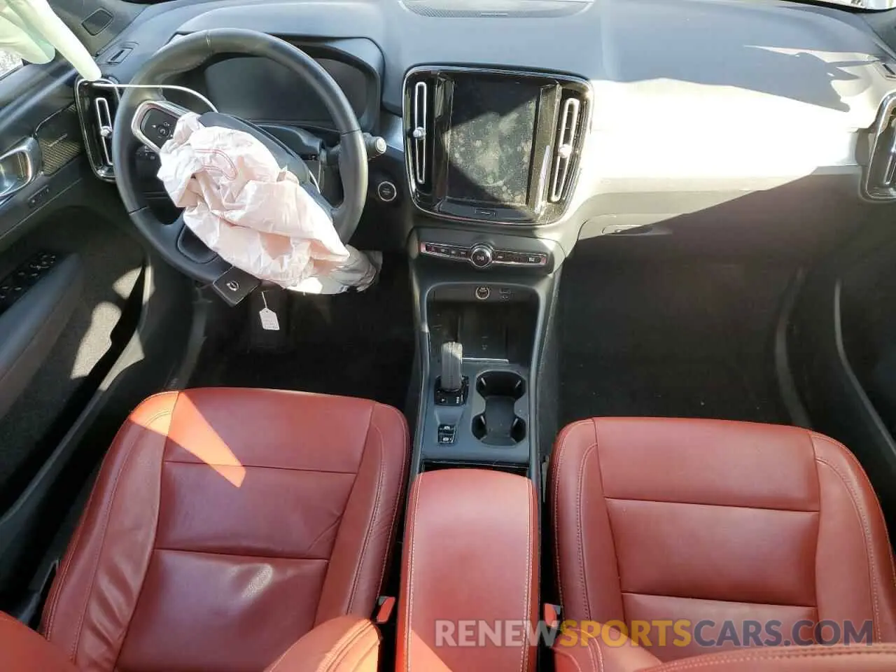 8 Photograph of a damaged car YV4162UK2L2262912 VOLVO XC40 2020