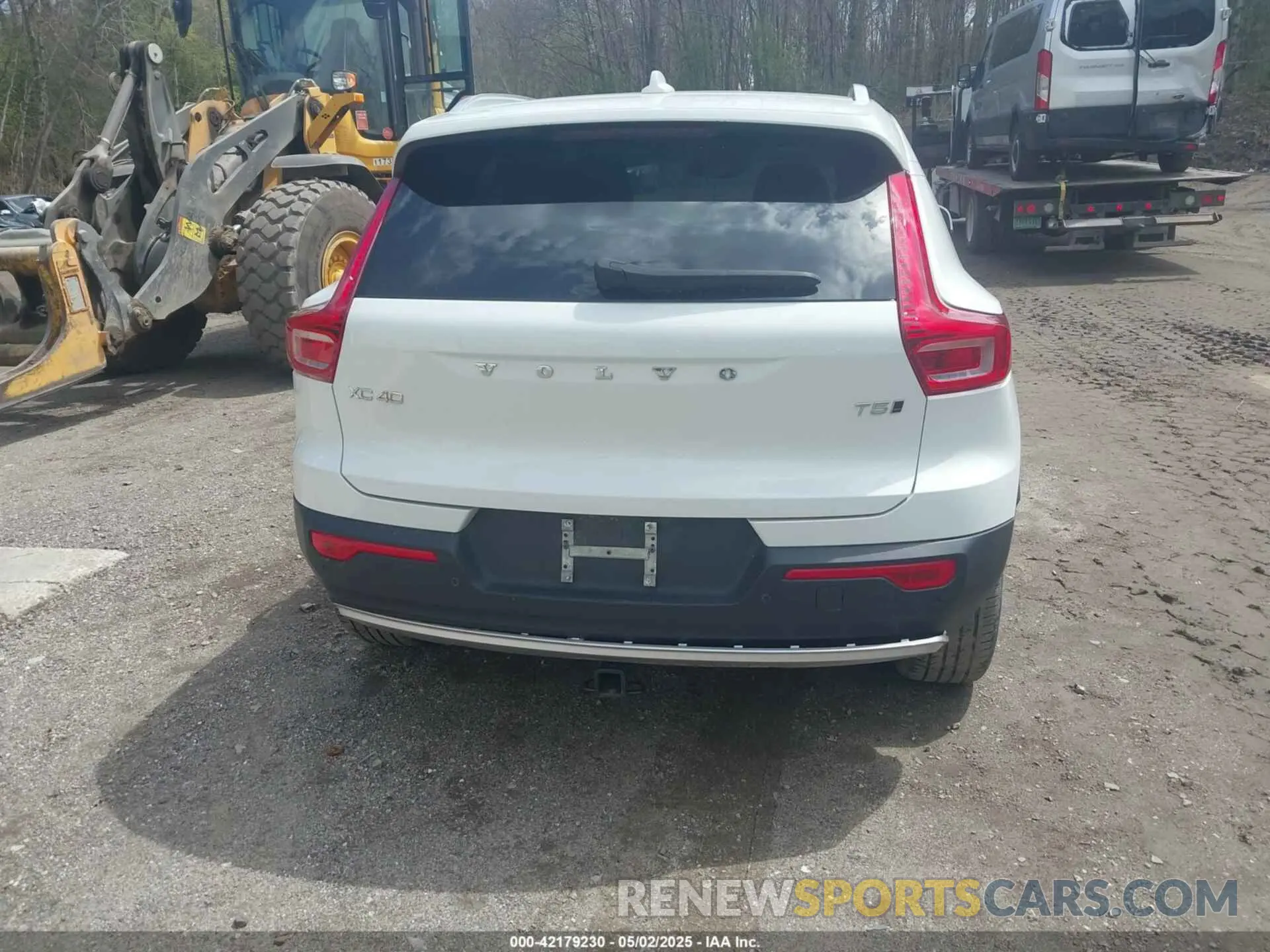 17 Photograph of a damaged car YV4162UK7L2336776 VOLVO XC40 2020