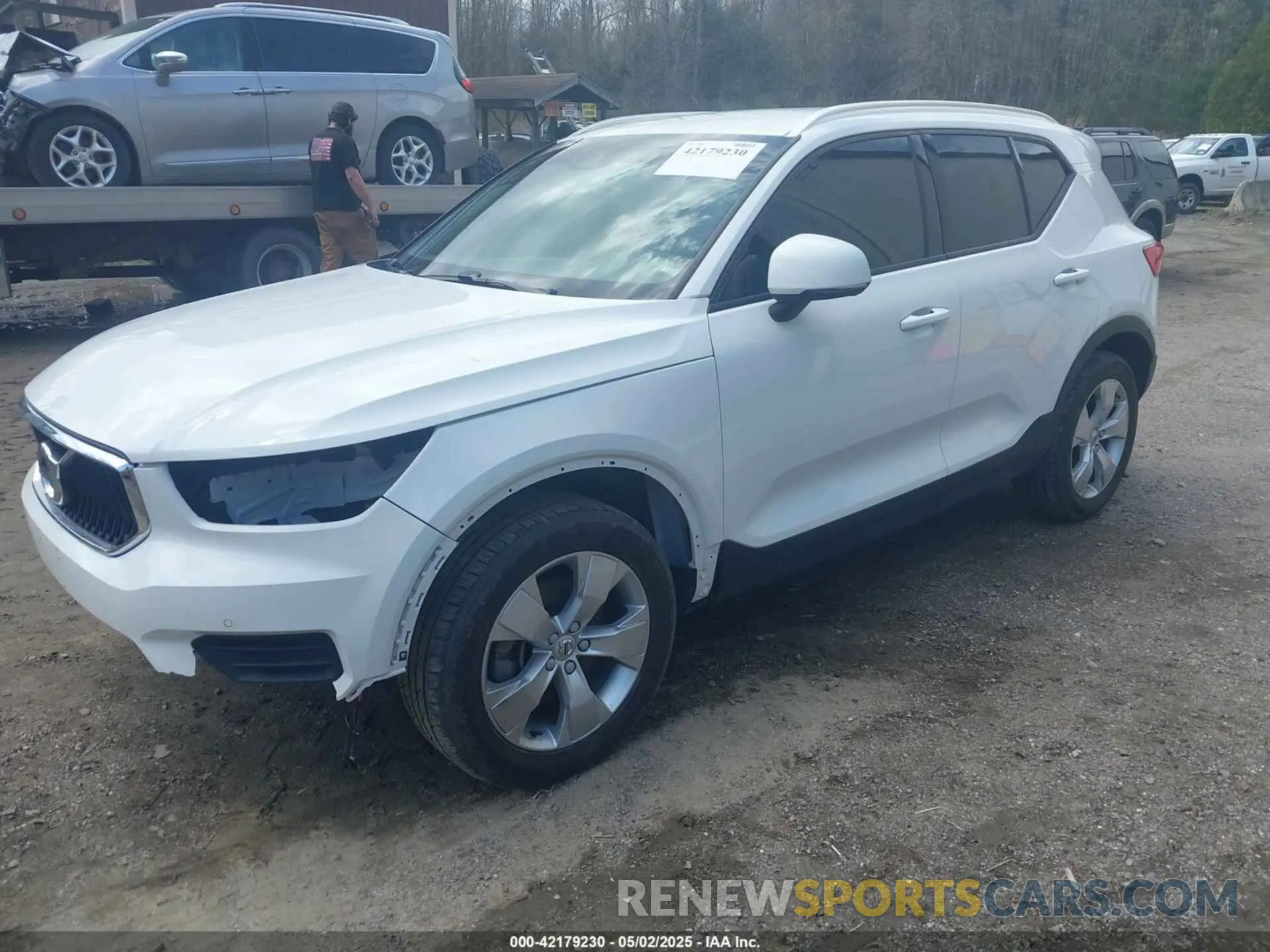 2 Photograph of a damaged car YV4162UK7L2336776 VOLVO XC40 2020