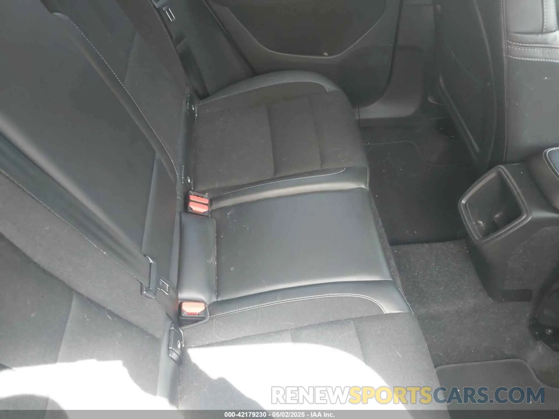 8 Photograph of a damaged car YV4162UK7L2336776 VOLVO XC40 2020