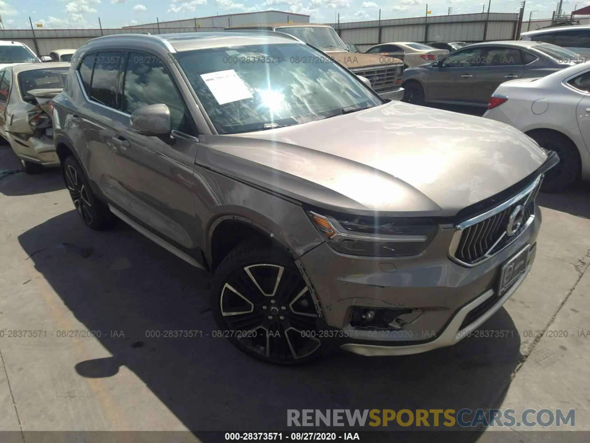 1 Photograph of a damaged car YV4162UL0L2324039 VOLVO XC40 2020