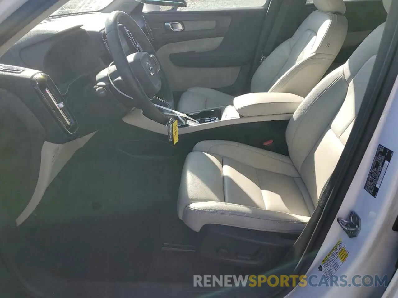 7 Photograph of a damaged car YV4162UL4L2296469 VOLVO XC40 2020