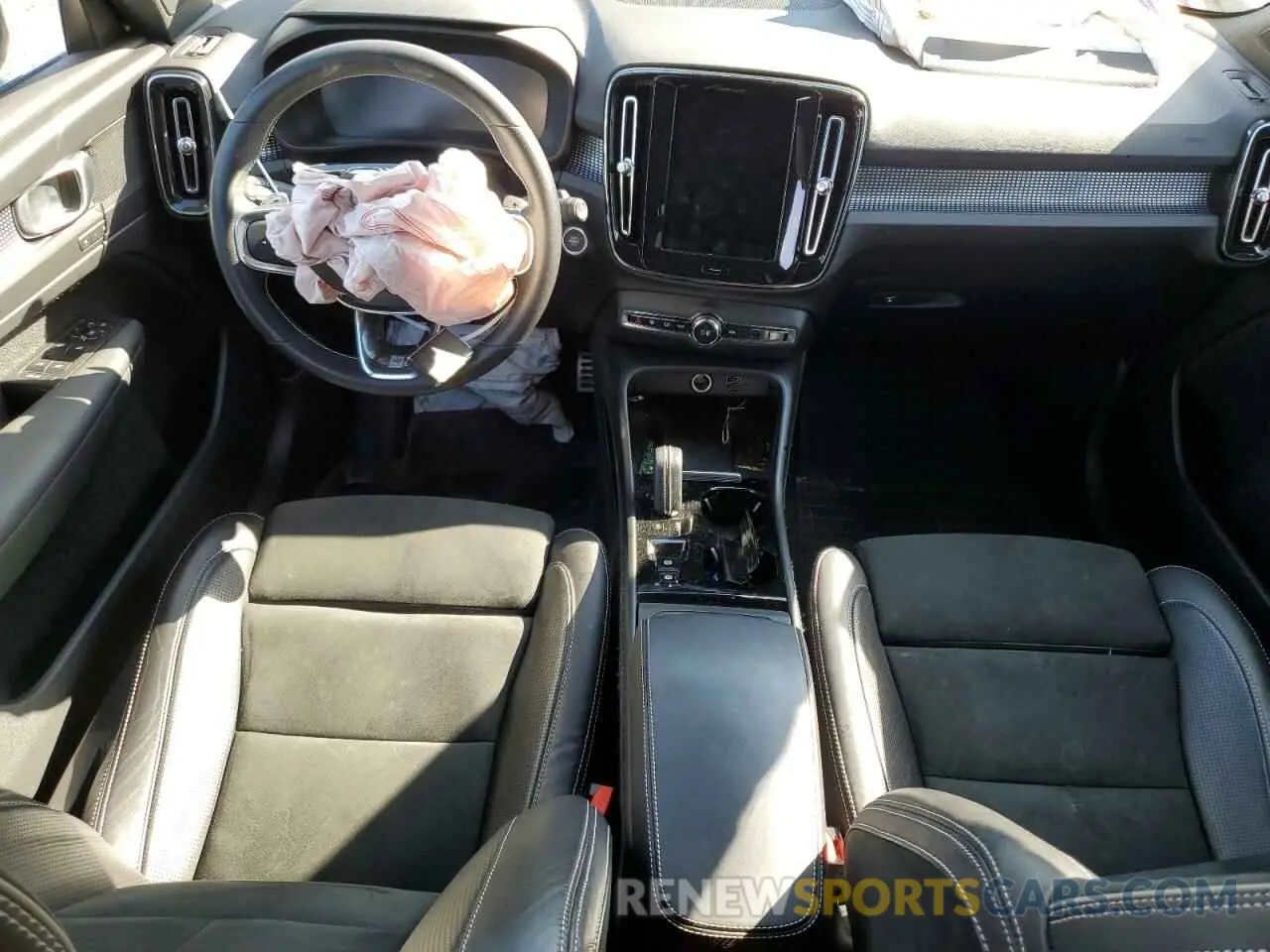 8 Photograph of a damaged car YV4162UM2L2280957 VOLVO XC40 2020