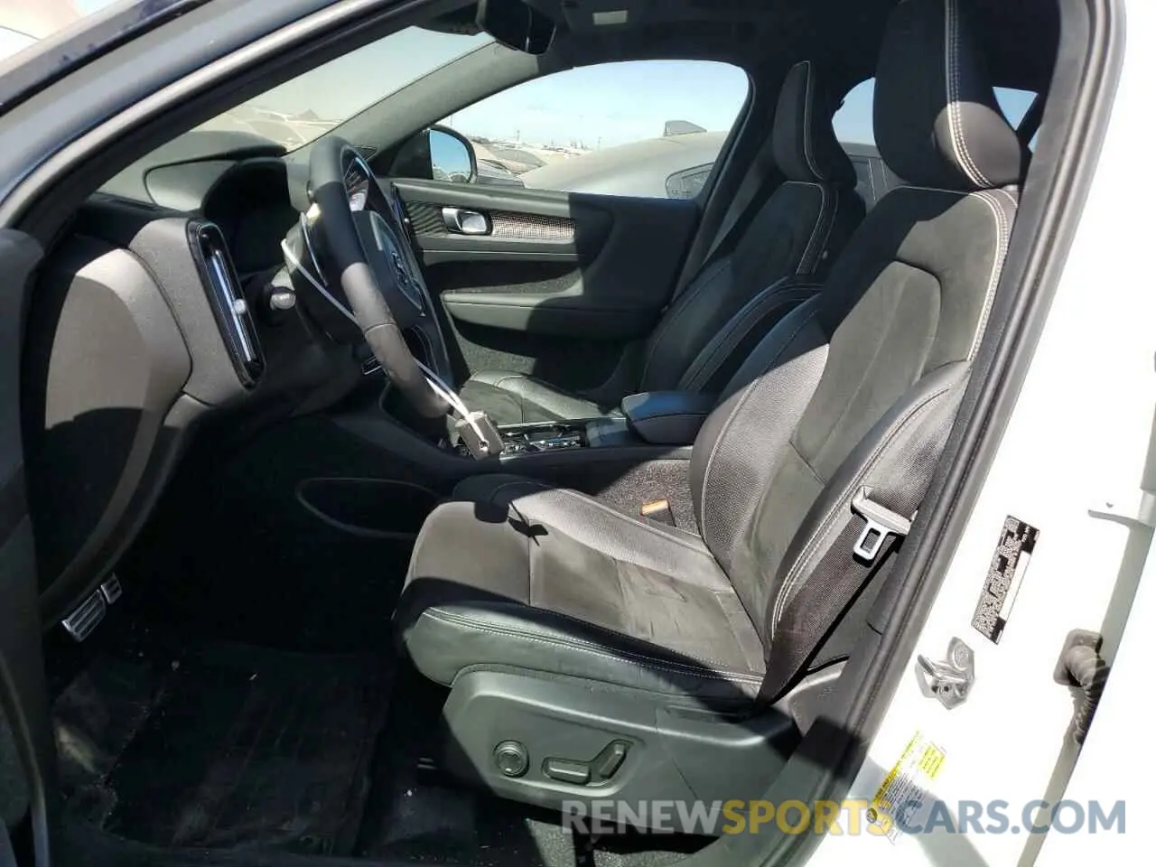 7 Photograph of a damaged car YV4162UM4L2329902 VOLVO XC40 2020
