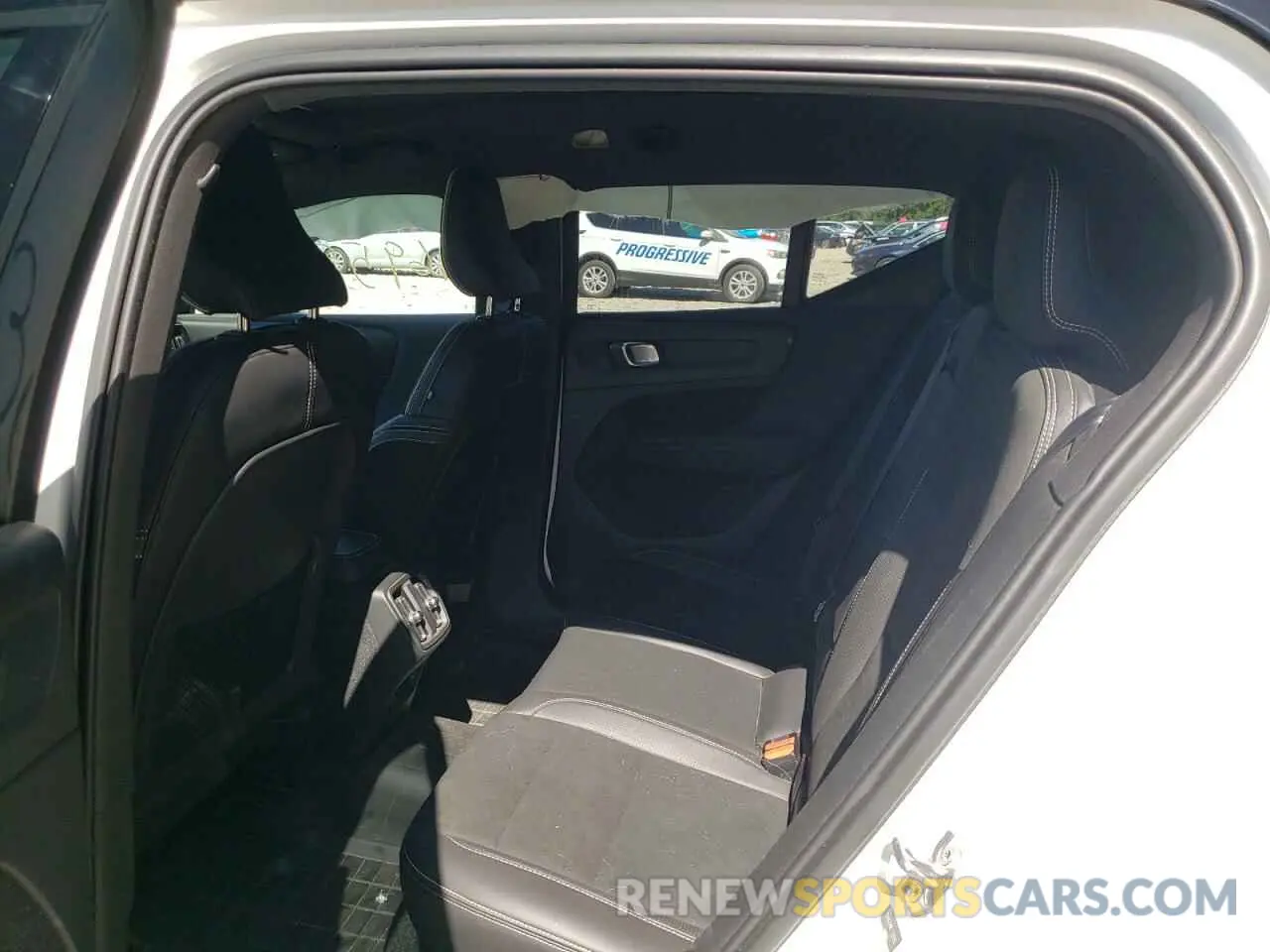 6 Photograph of a damaged car YV4162UM8L2335993 VOLVO XC40 2020
