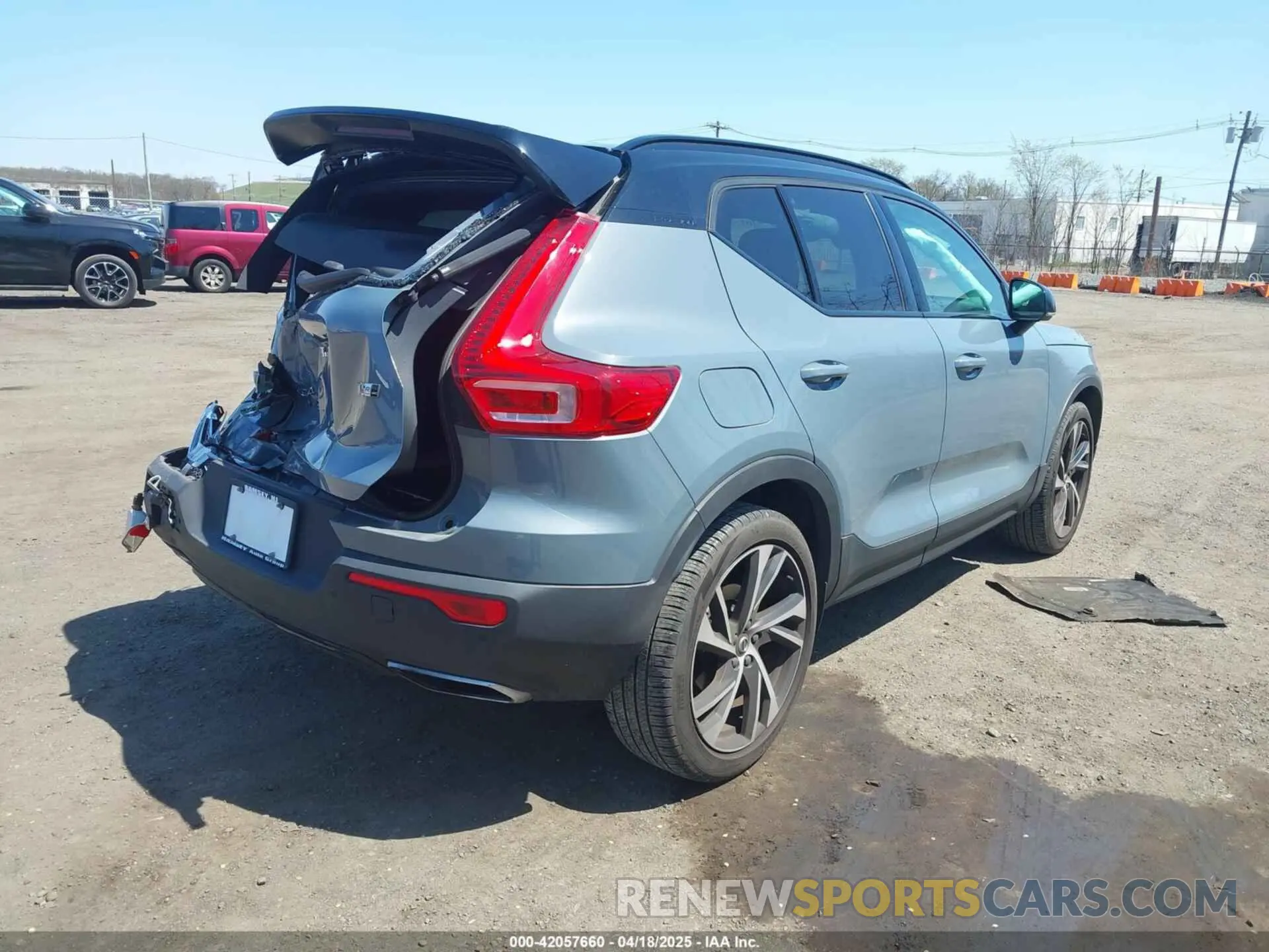 4 Photograph of a damaged car YV4162UM9L2348168 VOLVO XC40 2020