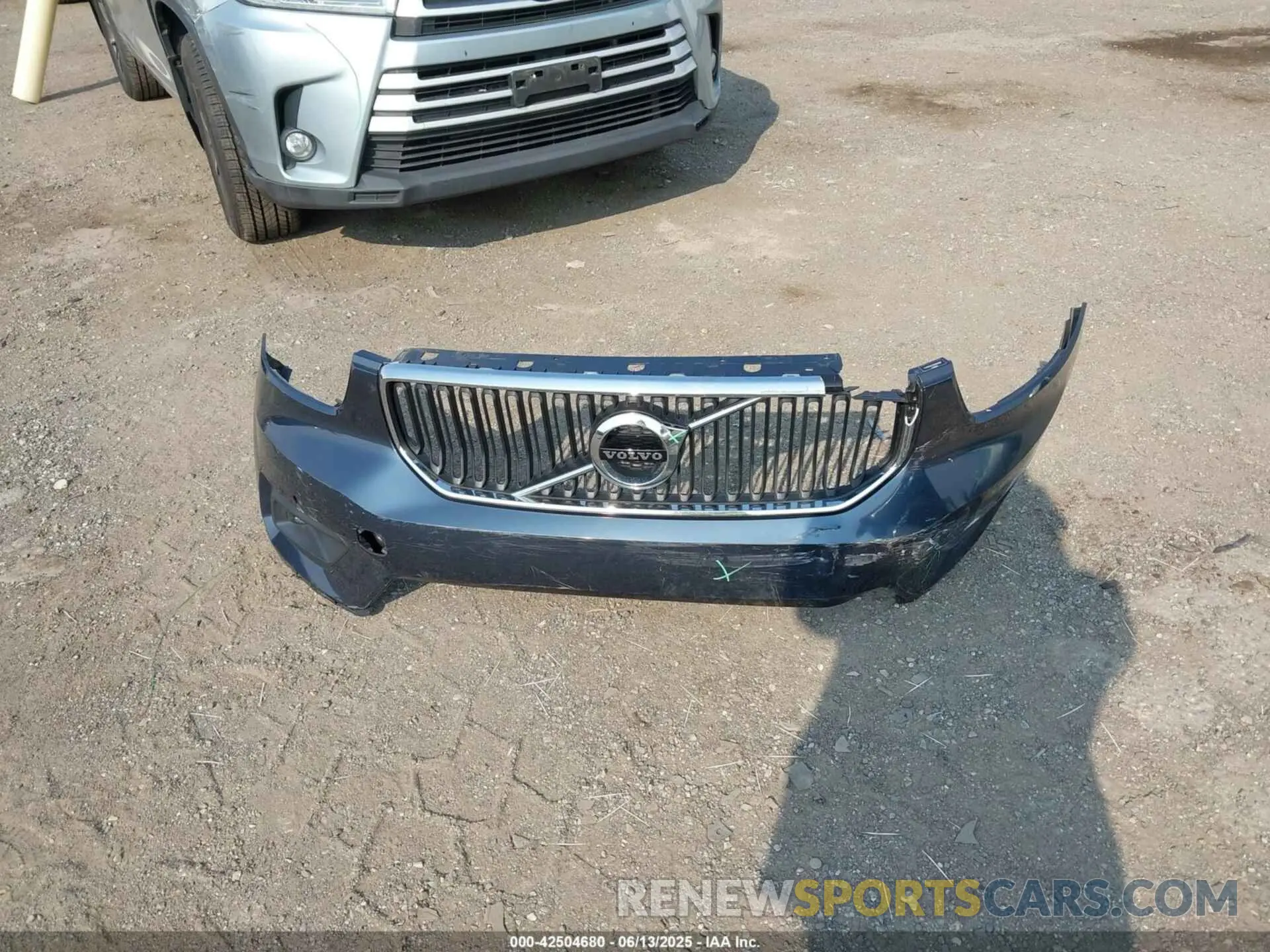 12 Photograph of a damaged car YV4162UK1M2464500 VOLVO XC40 2021