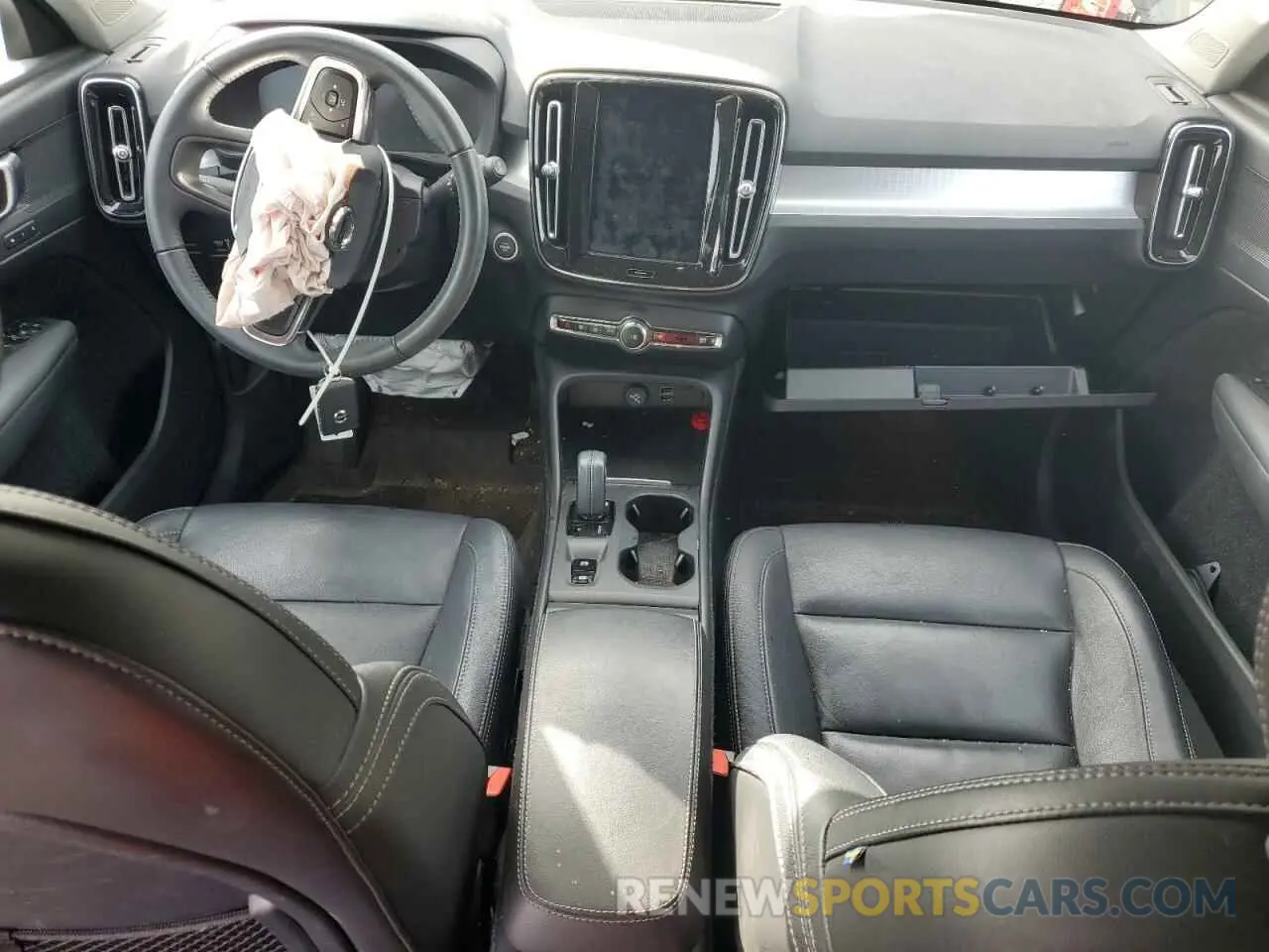 8 Photograph of a damaged car YV4162UK2M2420277 VOLVO XC40 2021