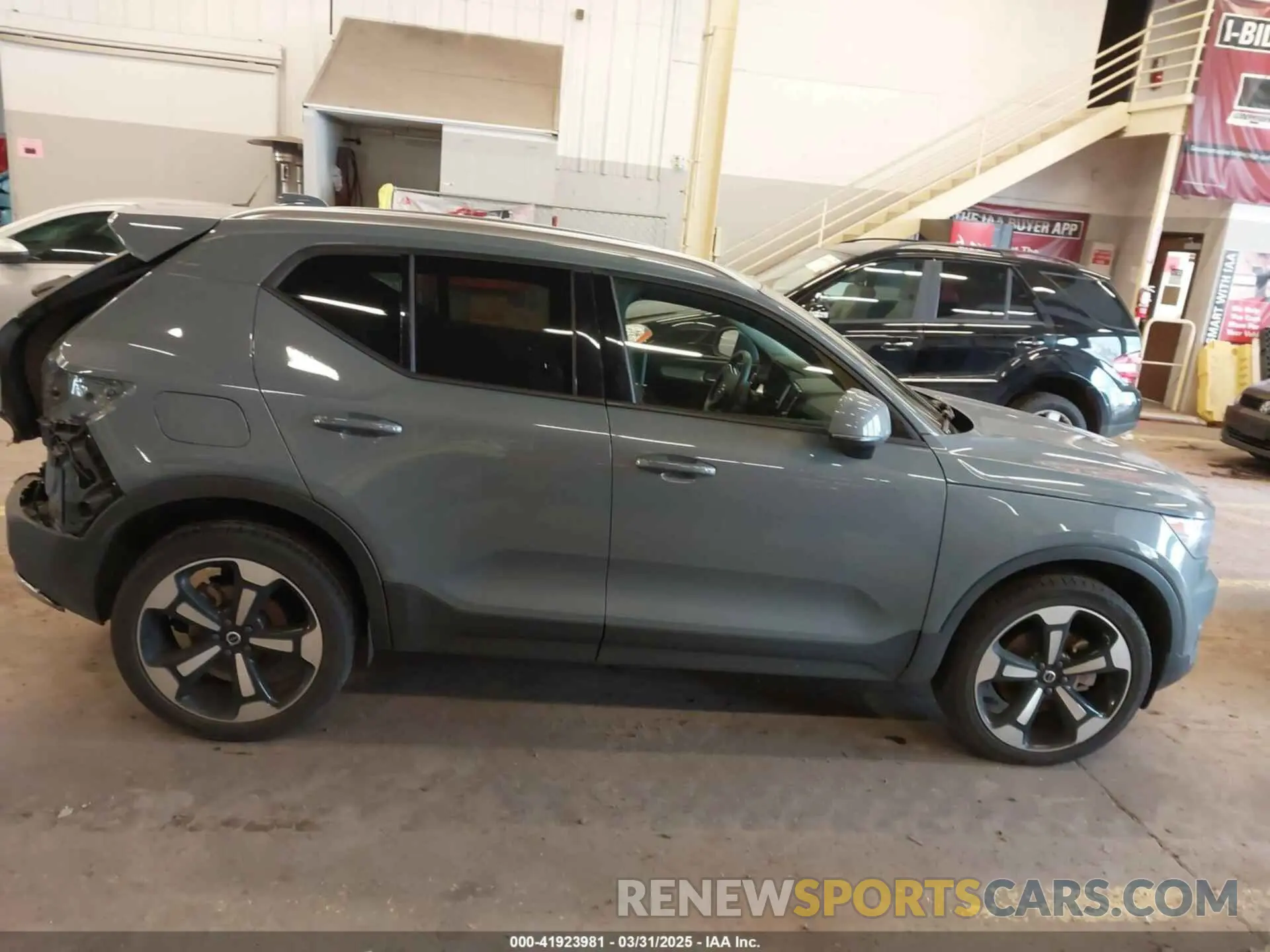 14 Photograph of a damaged car YV4162UK3M2416447 VOLVO XC40 2021
