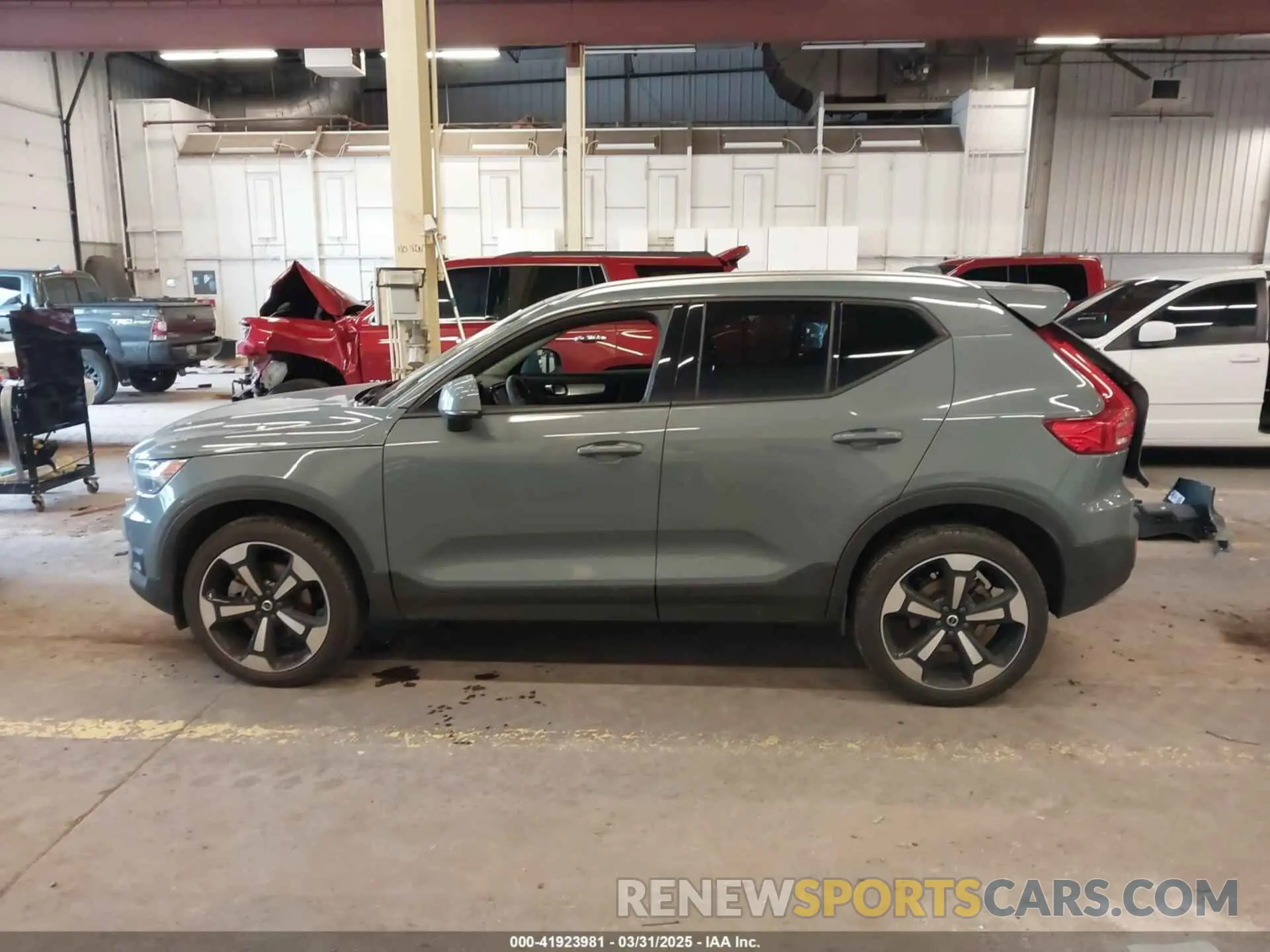 15 Photograph of a damaged car YV4162UK3M2416447 VOLVO XC40 2021