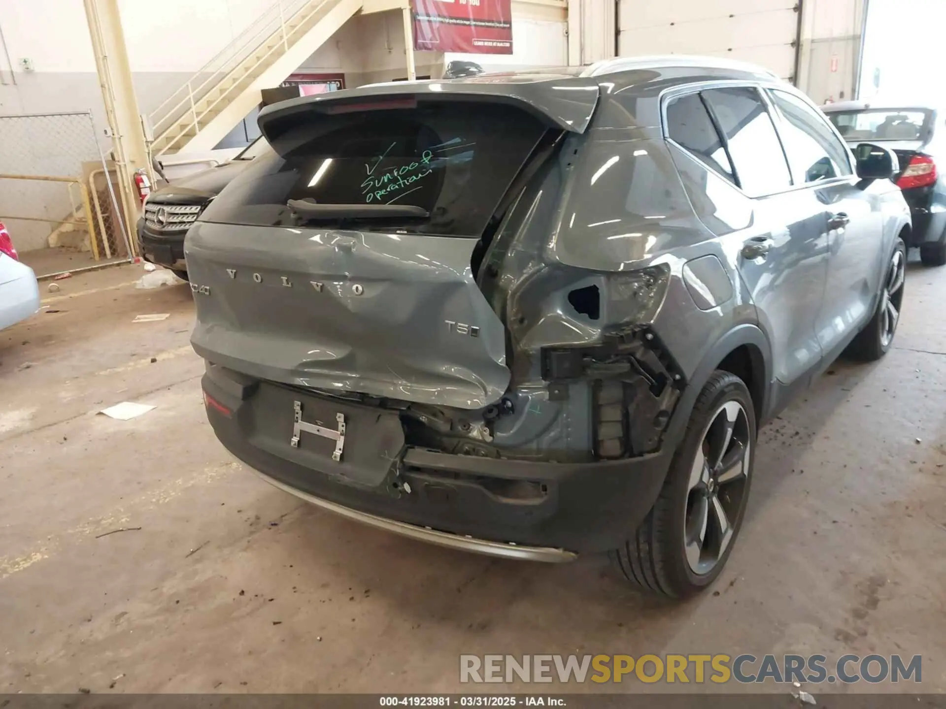 19 Photograph of a damaged car YV4162UK3M2416447 VOLVO XC40 2021