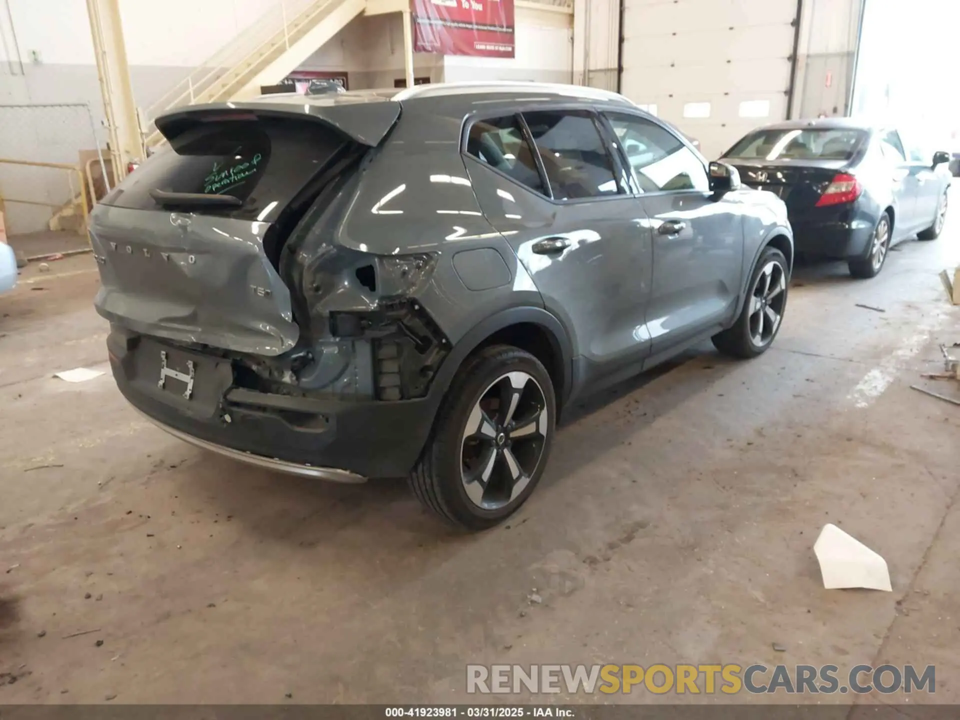 4 Photograph of a damaged car YV4162UK3M2416447 VOLVO XC40 2021