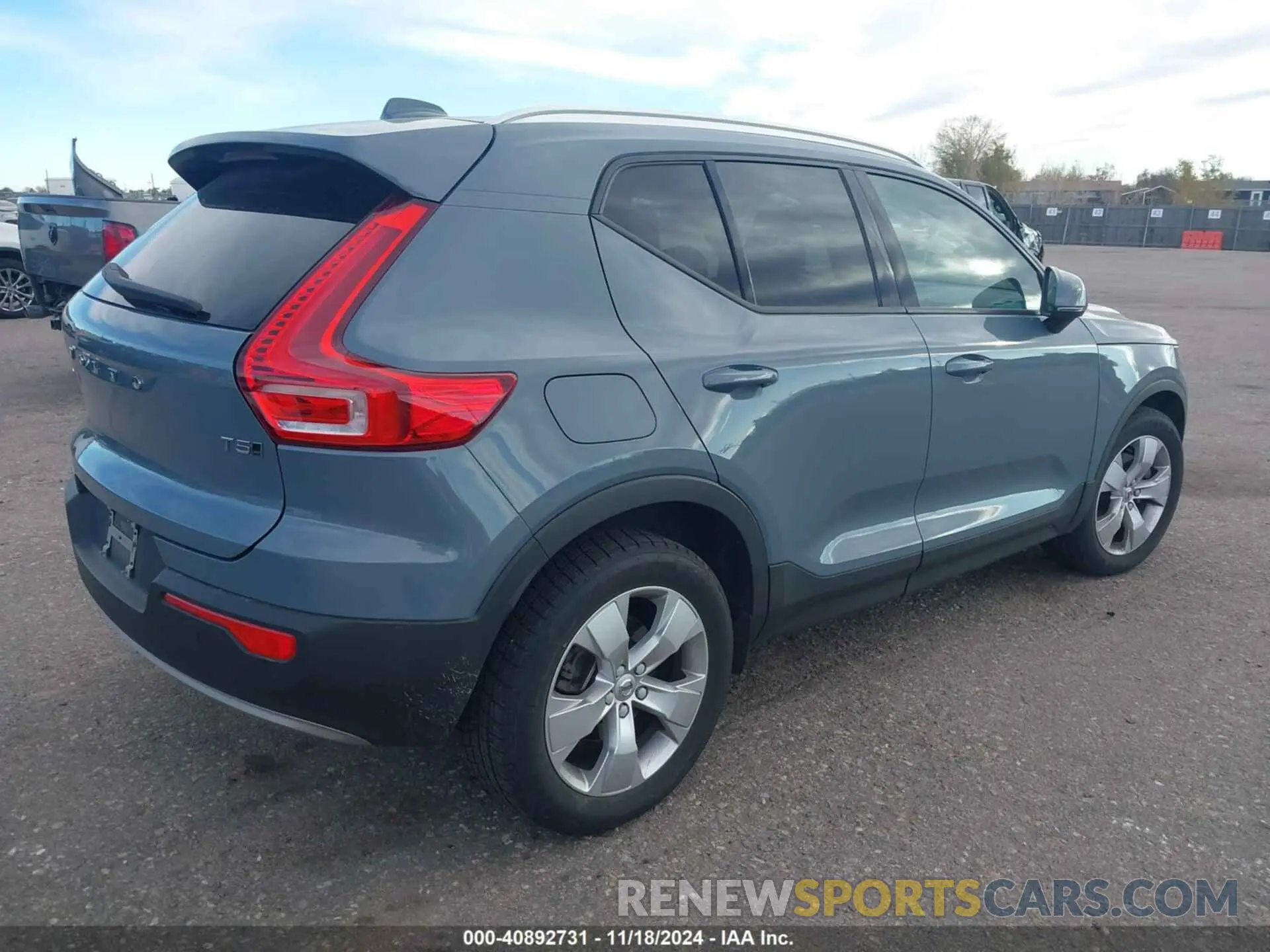 4 Photograph of a damaged car YV4162UK4M2602434 VOLVO XC40 2021