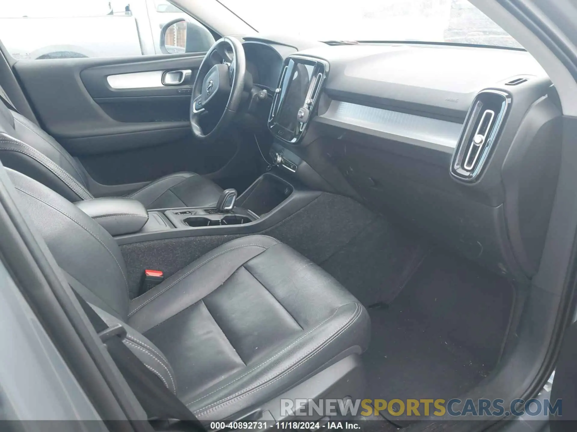 5 Photograph of a damaged car YV4162UK4M2602434 VOLVO XC40 2021