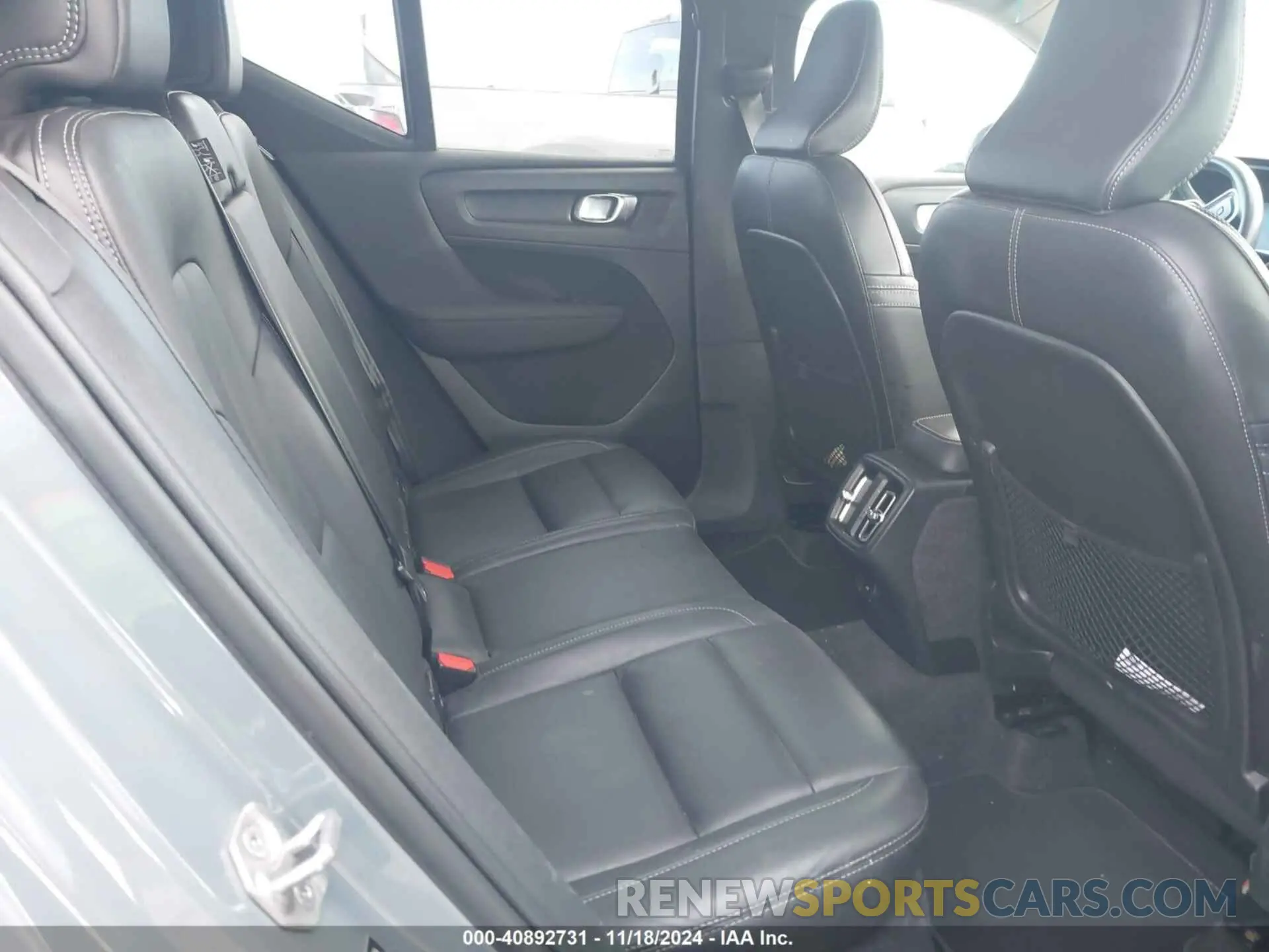 8 Photograph of a damaged car YV4162UK4M2602434 VOLVO XC40 2021