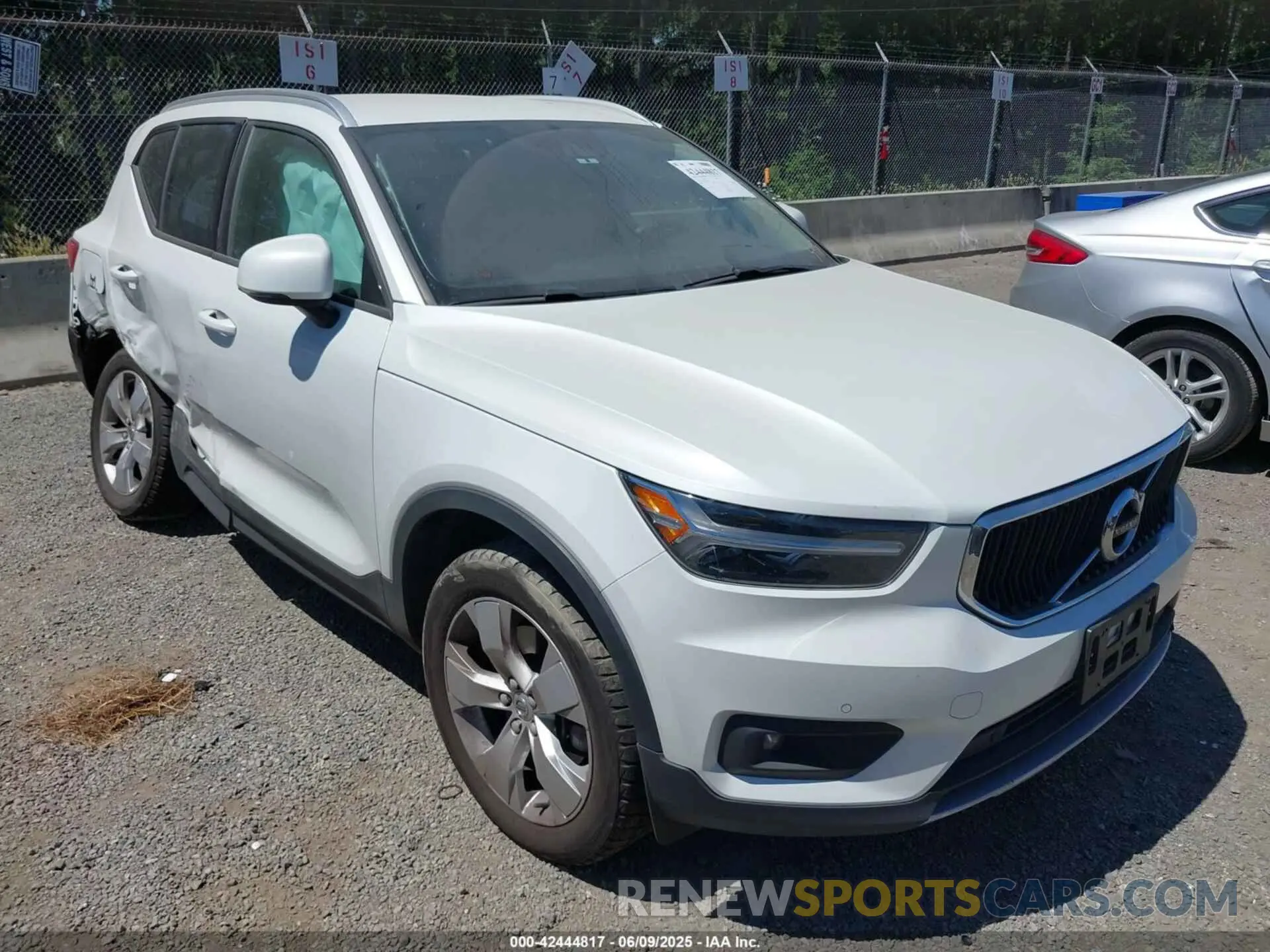 1 Photograph of a damaged car YV4162UK5M2485995 VOLVO XC40 2021