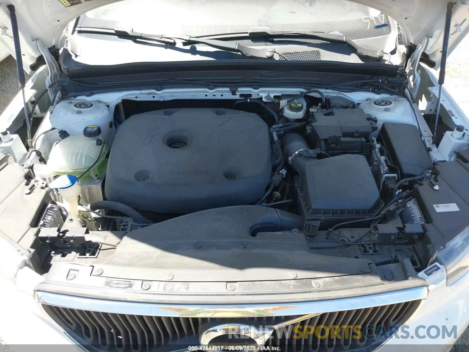 10 Photograph of a damaged car YV4162UK5M2485995 VOLVO XC40 2021