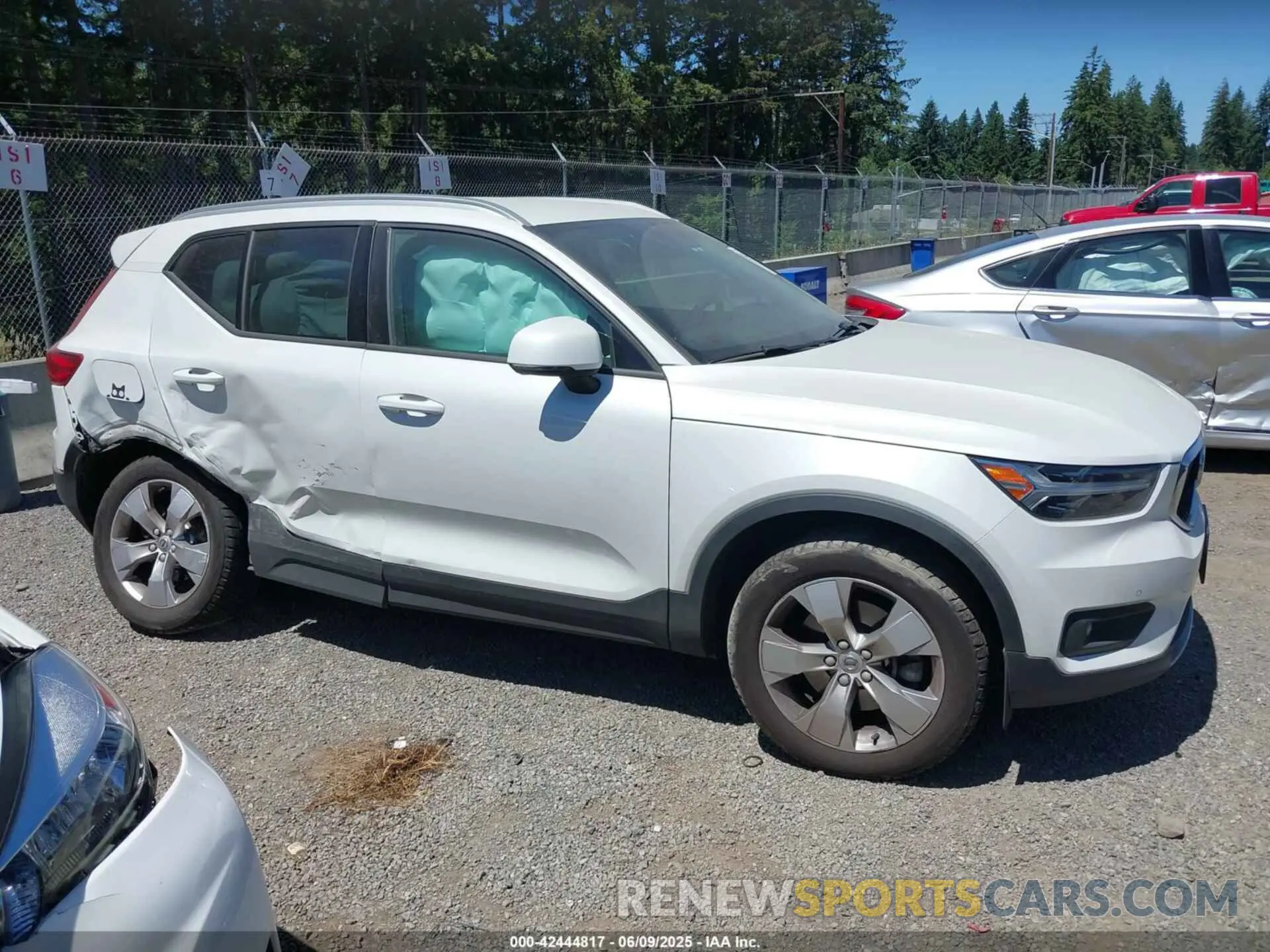13 Photograph of a damaged car YV4162UK5M2485995 VOLVO XC40 2021