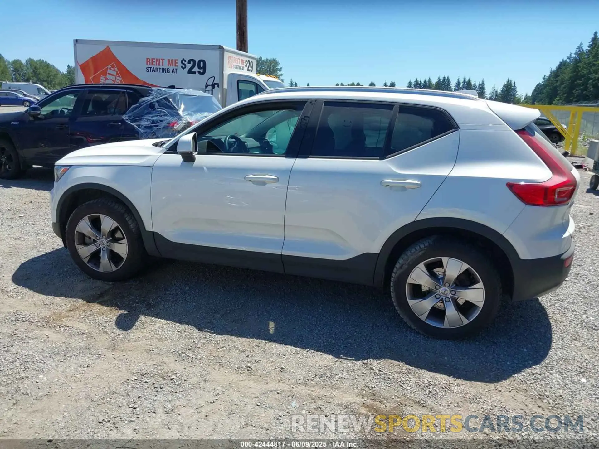 14 Photograph of a damaged car YV4162UK5M2485995 VOLVO XC40 2021
