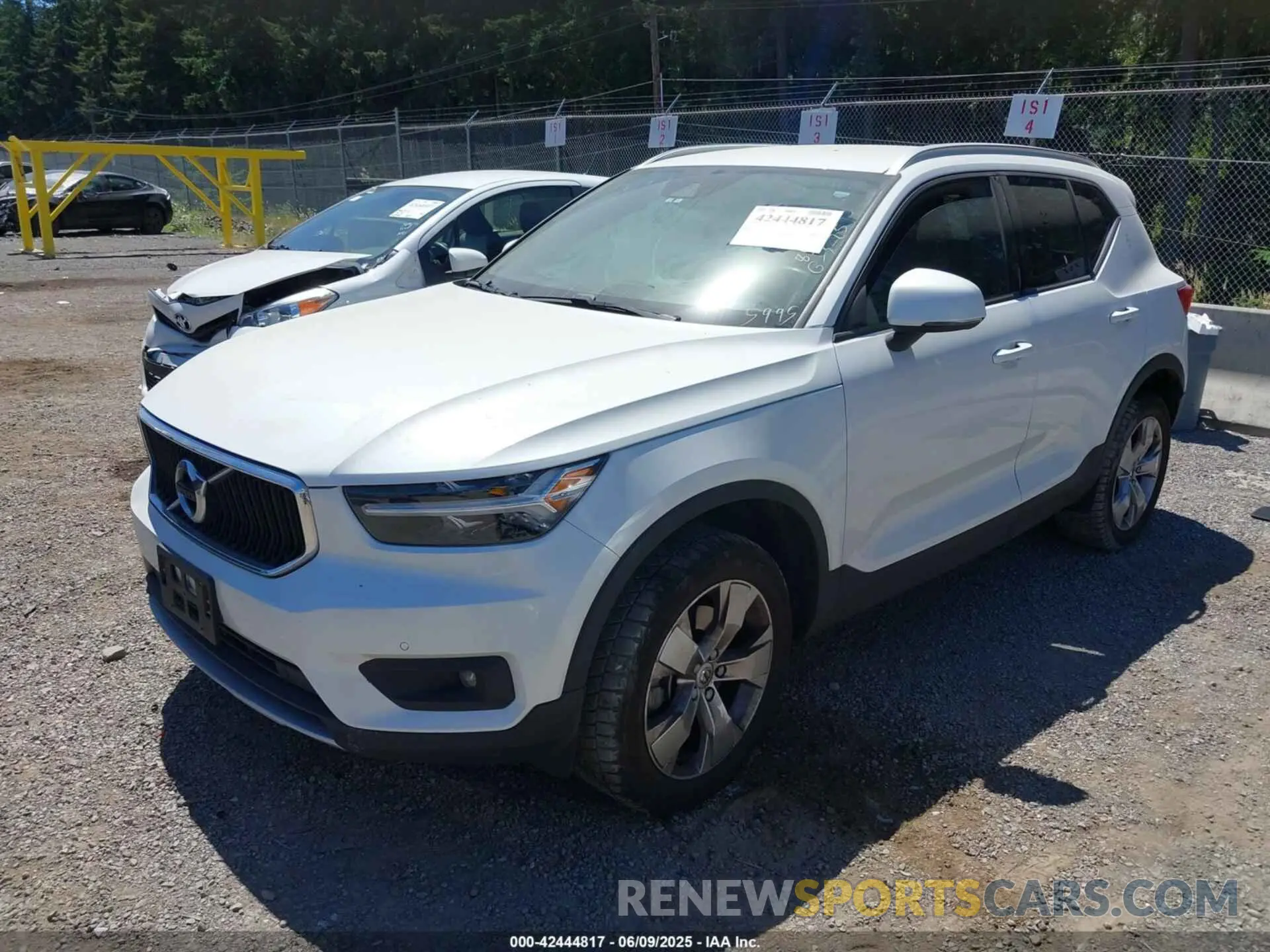 2 Photograph of a damaged car YV4162UK5M2485995 VOLVO XC40 2021