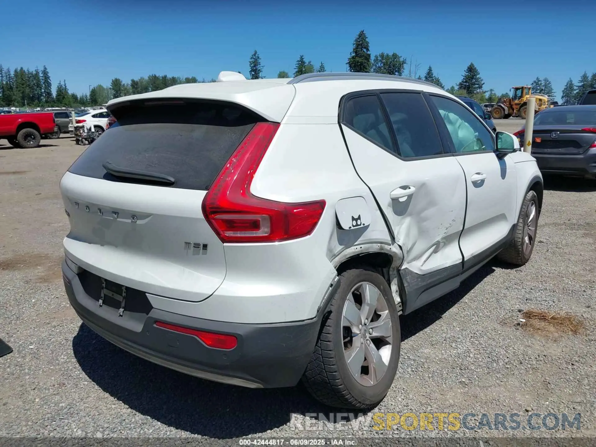 4 Photograph of a damaged car YV4162UK5M2485995 VOLVO XC40 2021